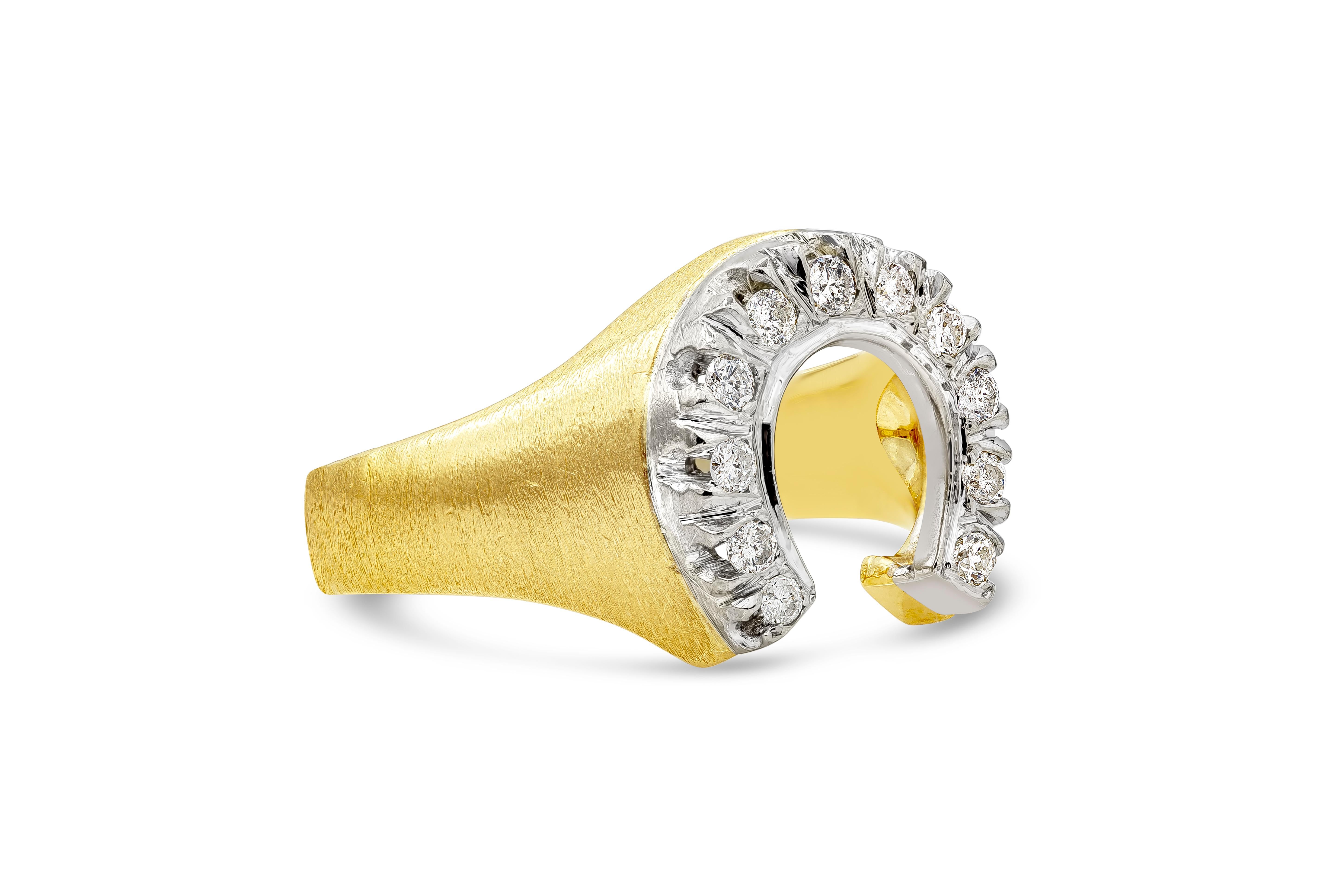 Cette rare bague pour homme présente 11 diamants ronds de taille brillant sertis en fer à cheval dans une monture en or jaune 14 carats au fini brossé. Les diamants pèsent 0,40 carat au total. Les dimensions de la bague sont de 14,20 mm x 14 mm et