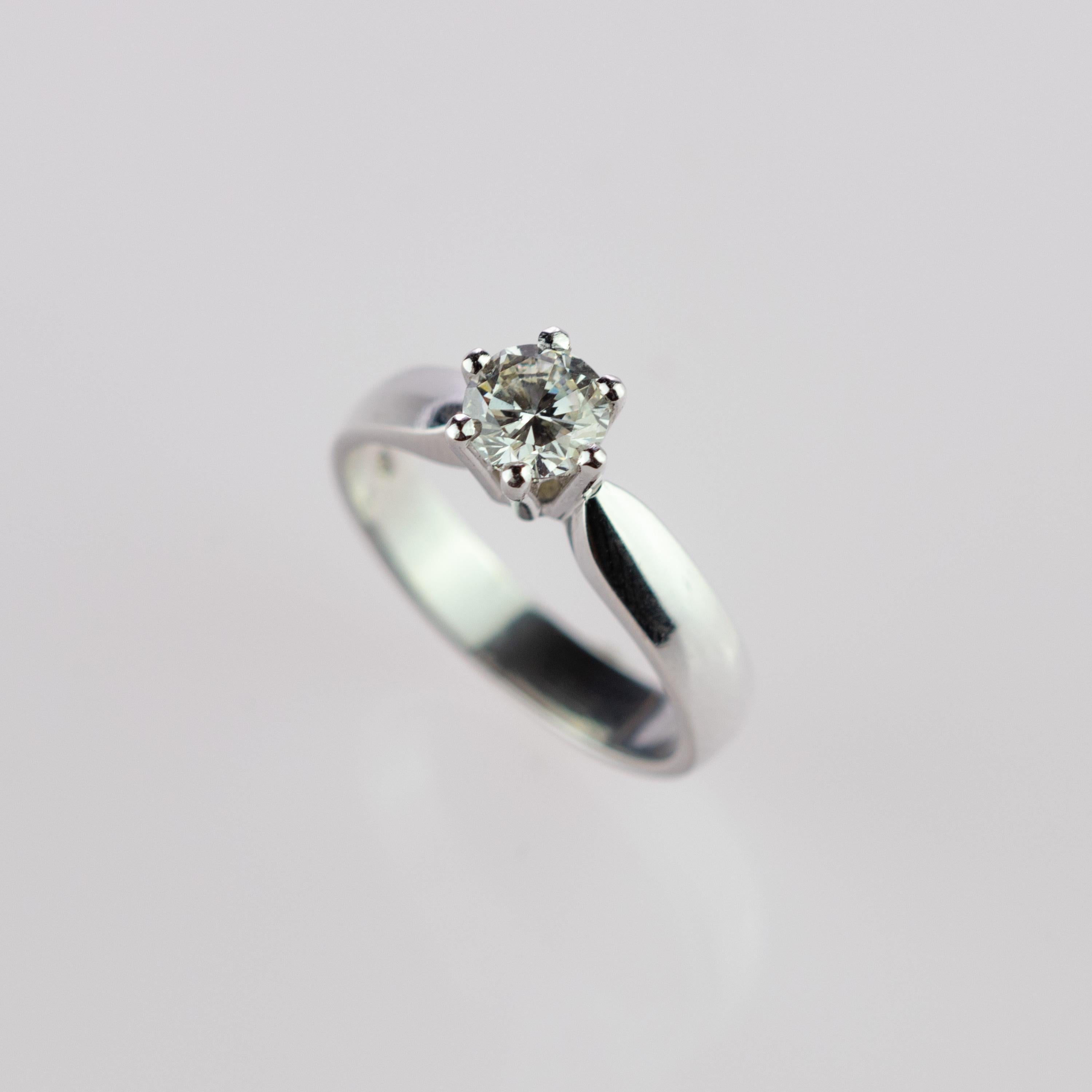 Modern Round Diamond 18 Karat Gold Engagement Solitaire Wedding AIG Certified Ring For Sale
