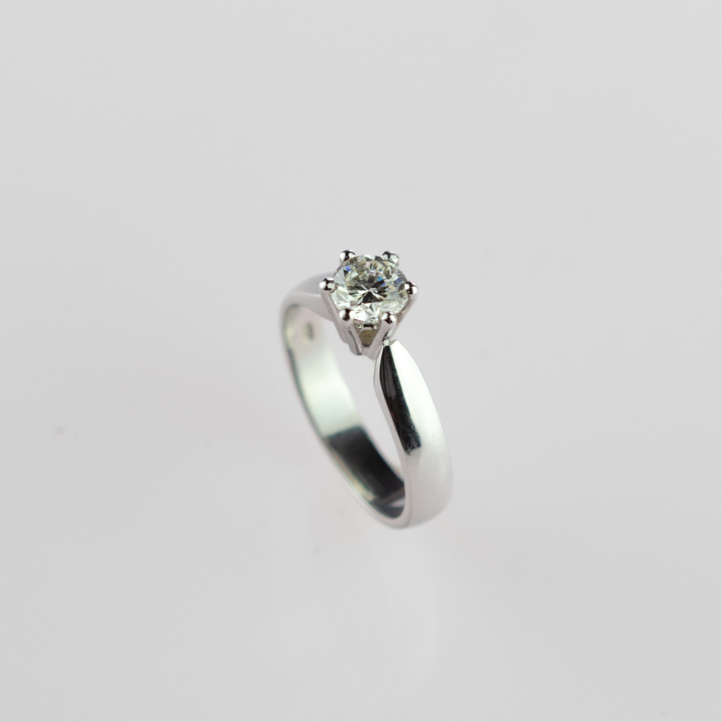 Round Cut Round Diamond 18 Karat Gold Engagement Solitaire Wedding AIG Certified Ring For Sale