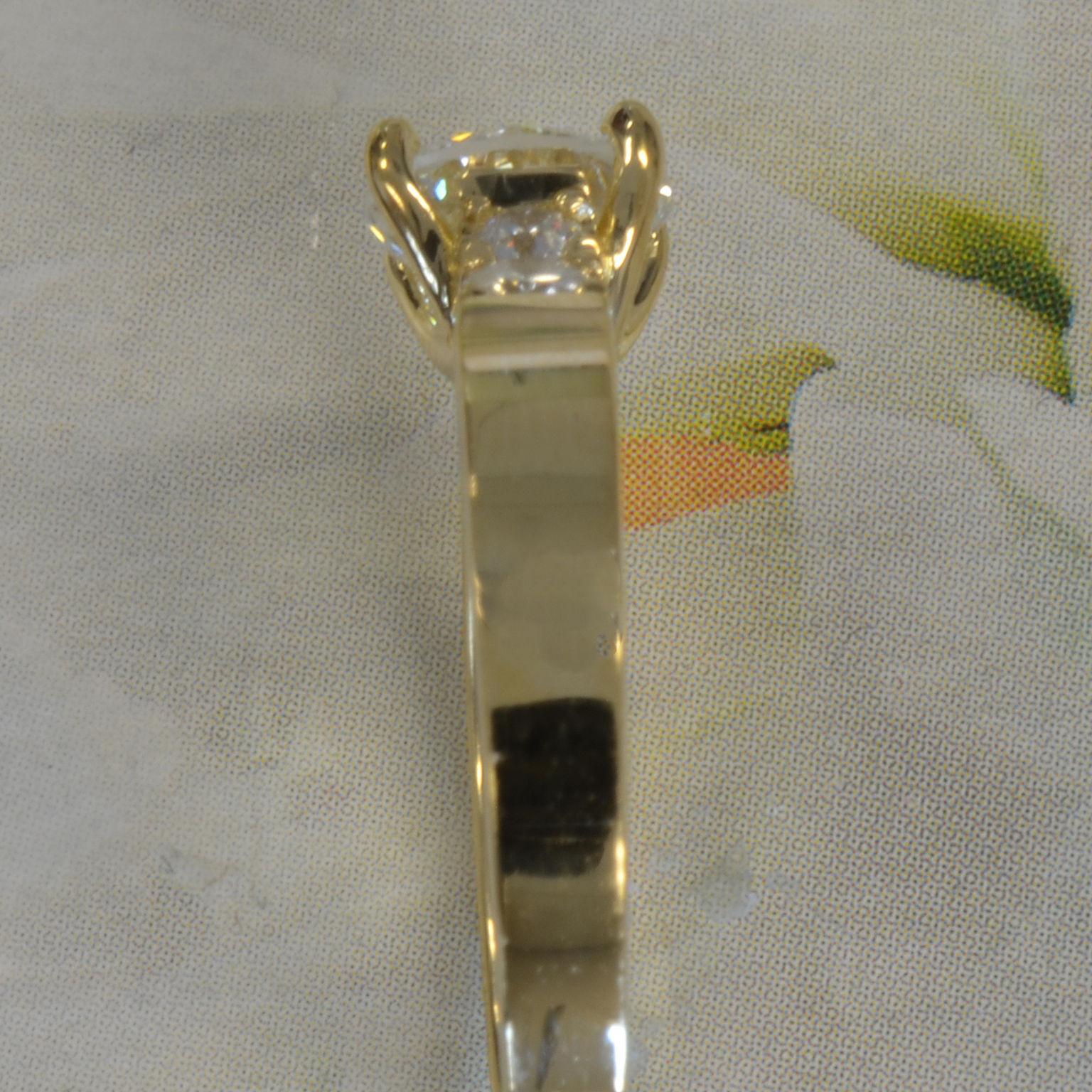 Round Diamond 18 Karat Yellow Ring 1.00 Carat Center with Side Diamonds In New Condition For Sale In West Hollywood, CA