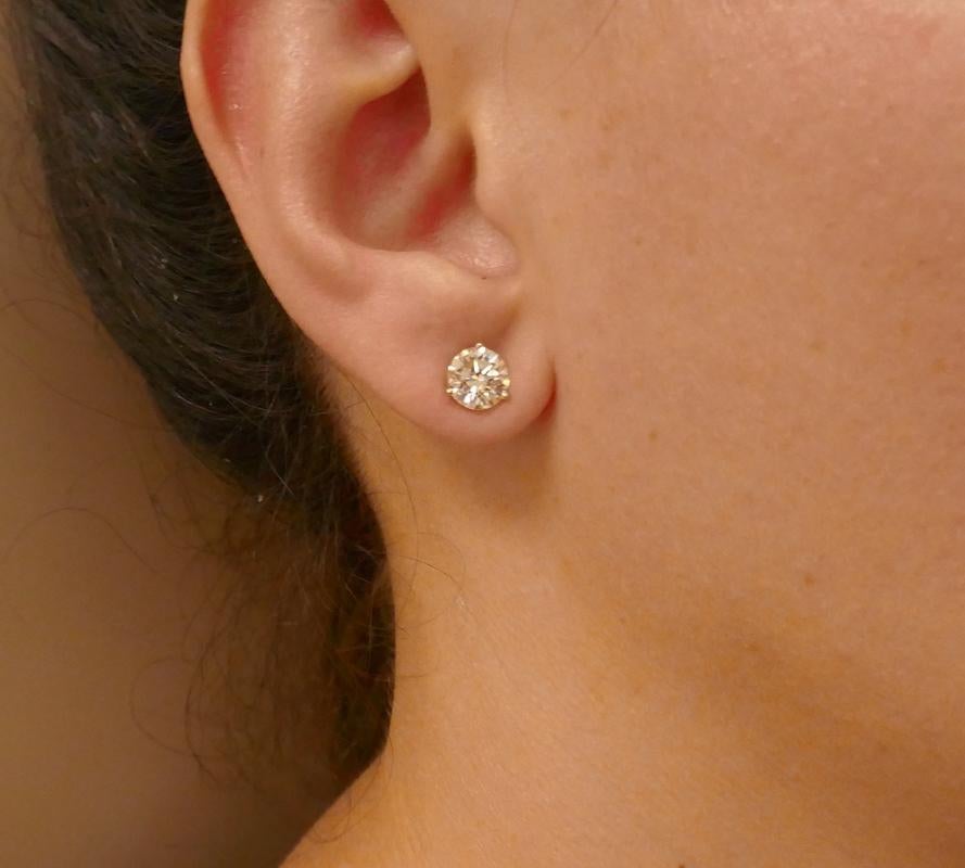 Modern Round Diamond 18k White Gold Stud Earrings