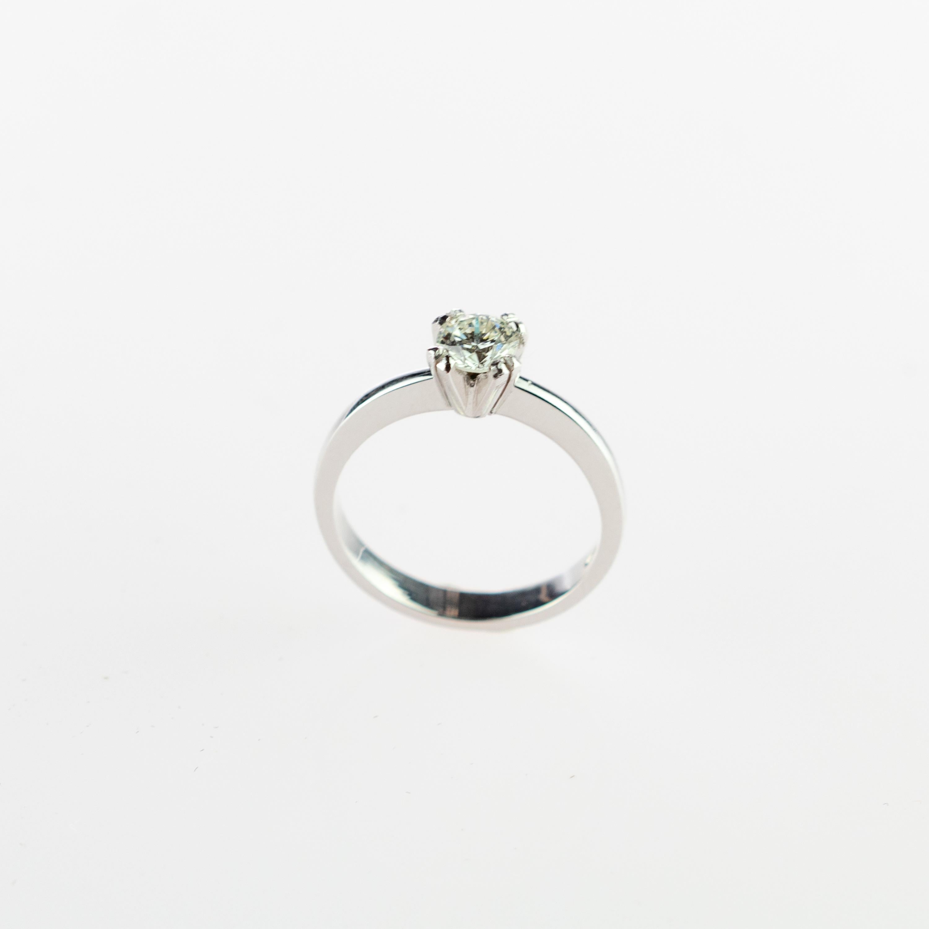 Moderne Bague de fiançailles solitaire d'amour de mariage en or 18 carats avec diamant rond certifié AIG en vente