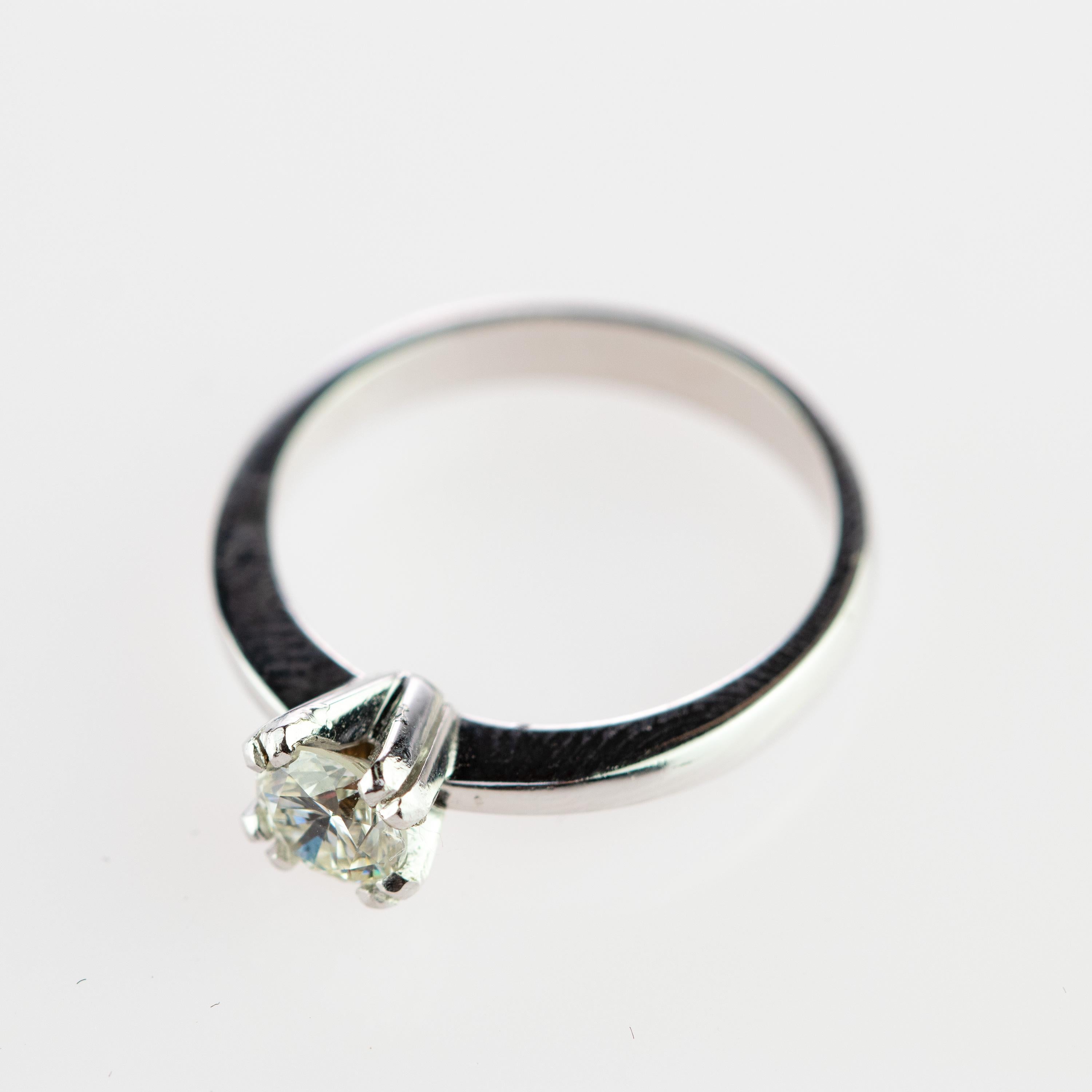 Bague de fiançailles solitaire d'amour de mariage en or 18 carats avec diamant rond certifié AIG en vente 1