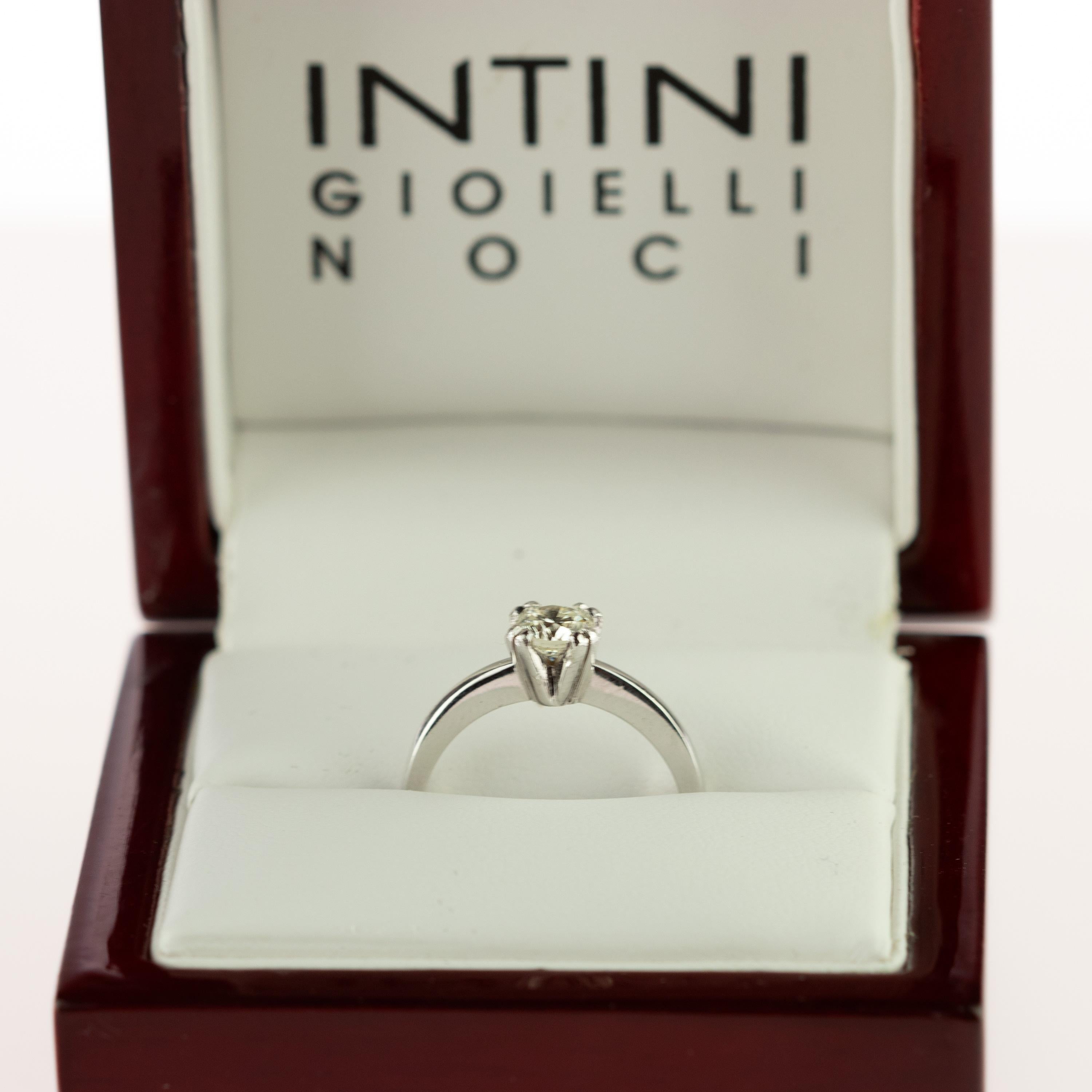 Bague de fiançailles solitaire d'amour de mariage en or 18 carats avec diamant rond certifié AIG en vente 2