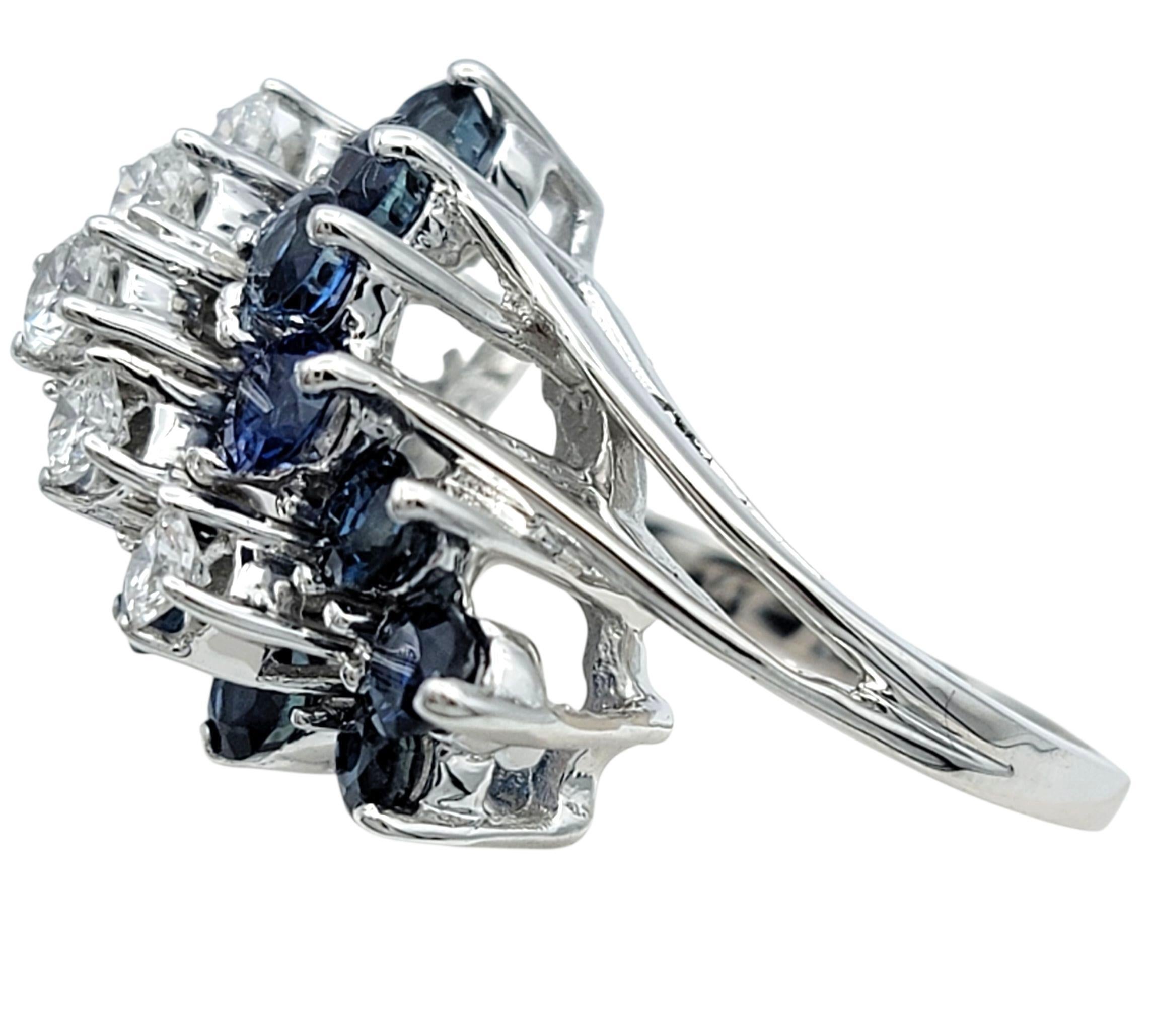 Runder Diamant und blauer Saphir Diagonale Cluster-Motiv-Ring 14 Karat Weißgold (Zeitgenössisch) im Angebot