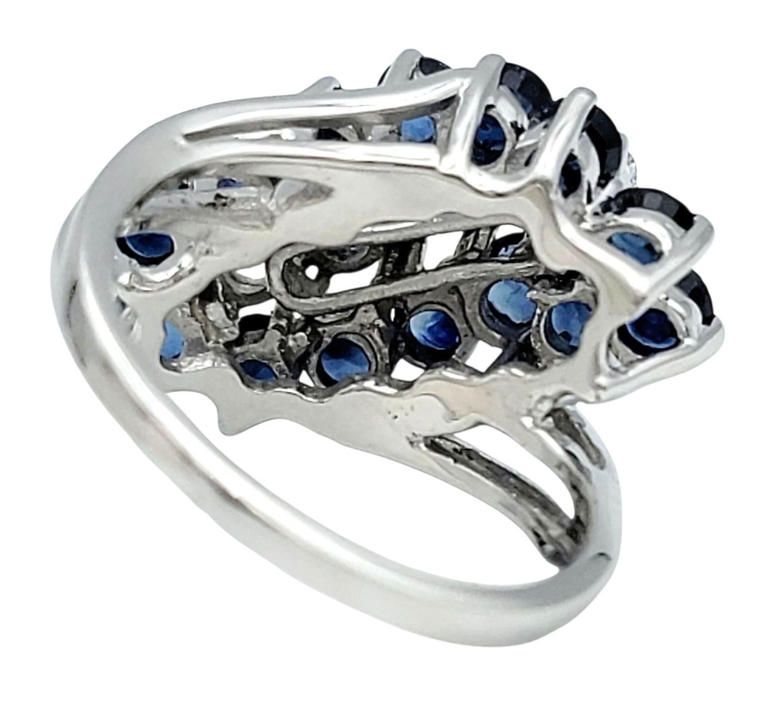 Runder Diamant und blauer Saphir Diagonale Cluster-Motiv-Ring 14 Karat Weißgold (Rundschliff) im Angebot