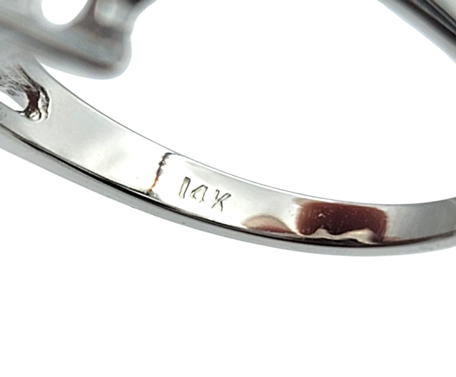 Runder Diamant und blauer Saphir Diagonale Cluster-Motiv-Ring 14 Karat Weißgold im Zustand „Hervorragend“ im Angebot in Scottsdale, AZ