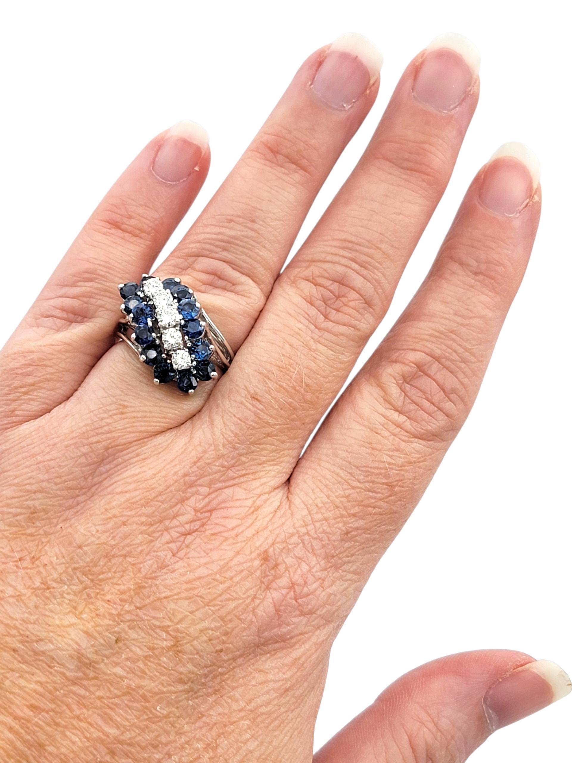 Runder Diamant und blauer Saphir Diagonale Cluster-Motiv-Ring 14 Karat Weißgold Damen im Angebot