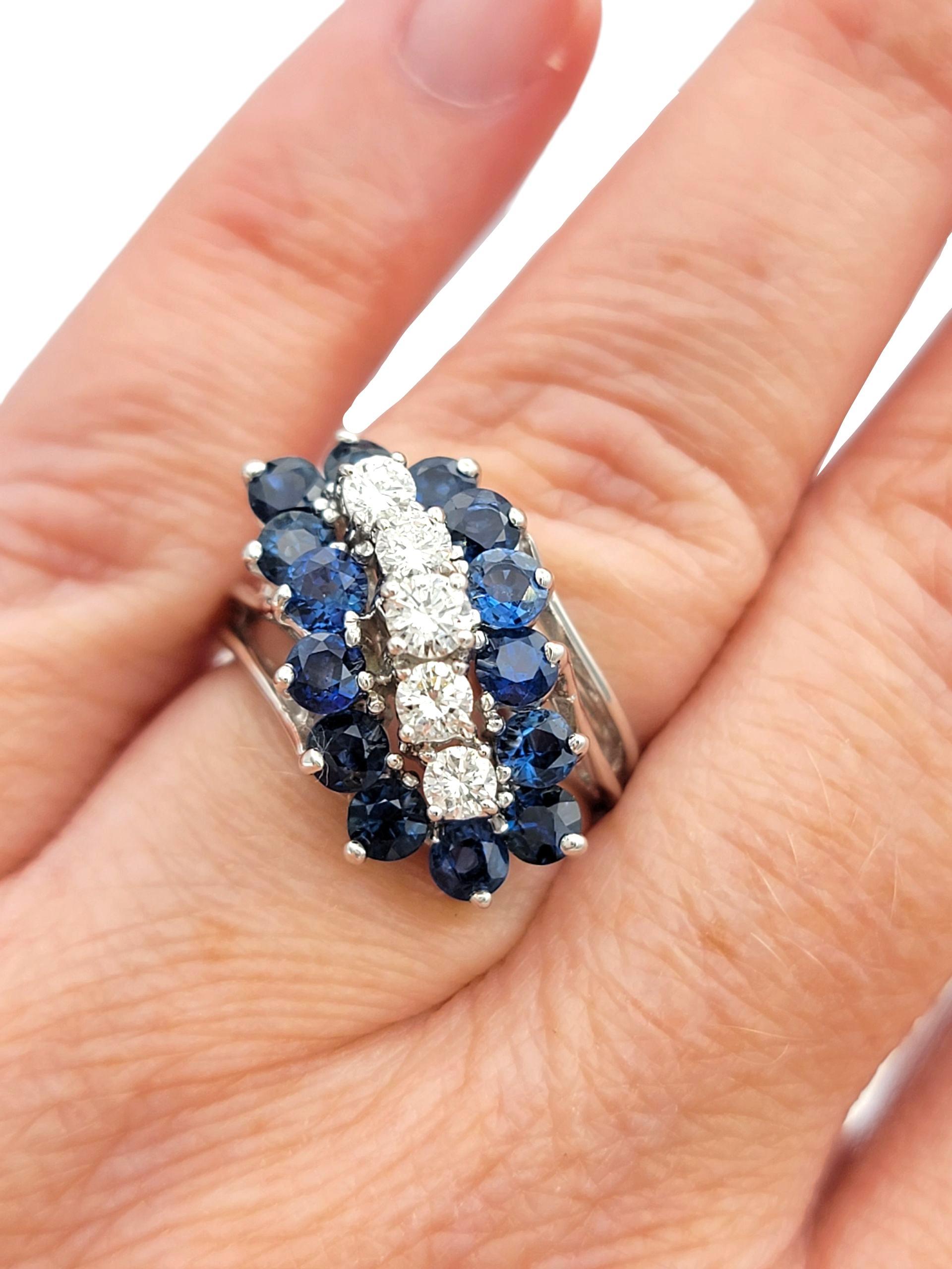 Runder Diamant und blauer Saphir Diagonale Cluster-Motiv-Ring 14 Karat Weißgold im Angebot 1