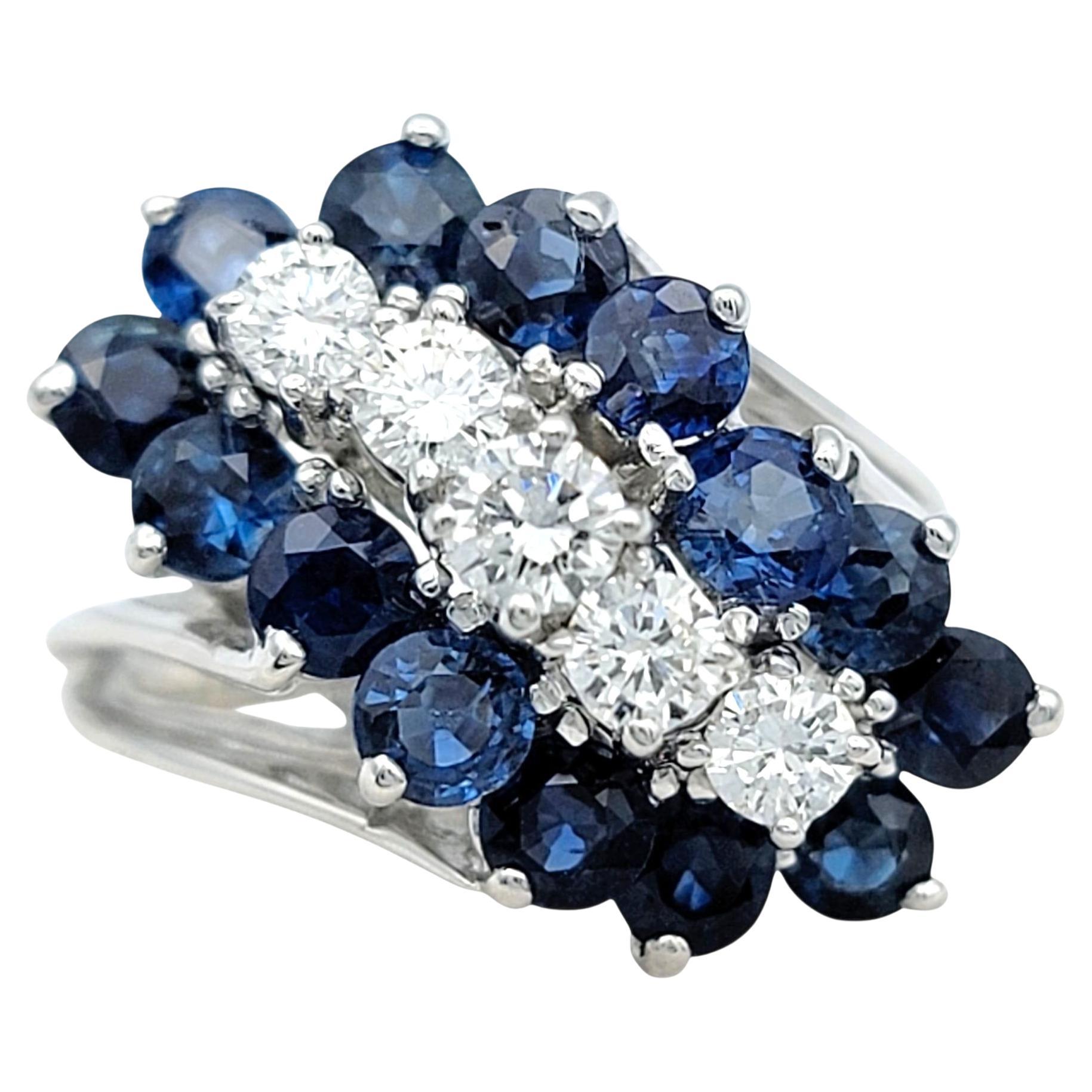 Runder Diamant und blauer Saphir Diagonale Cluster-Motiv-Ring 14 Karat Weißgold