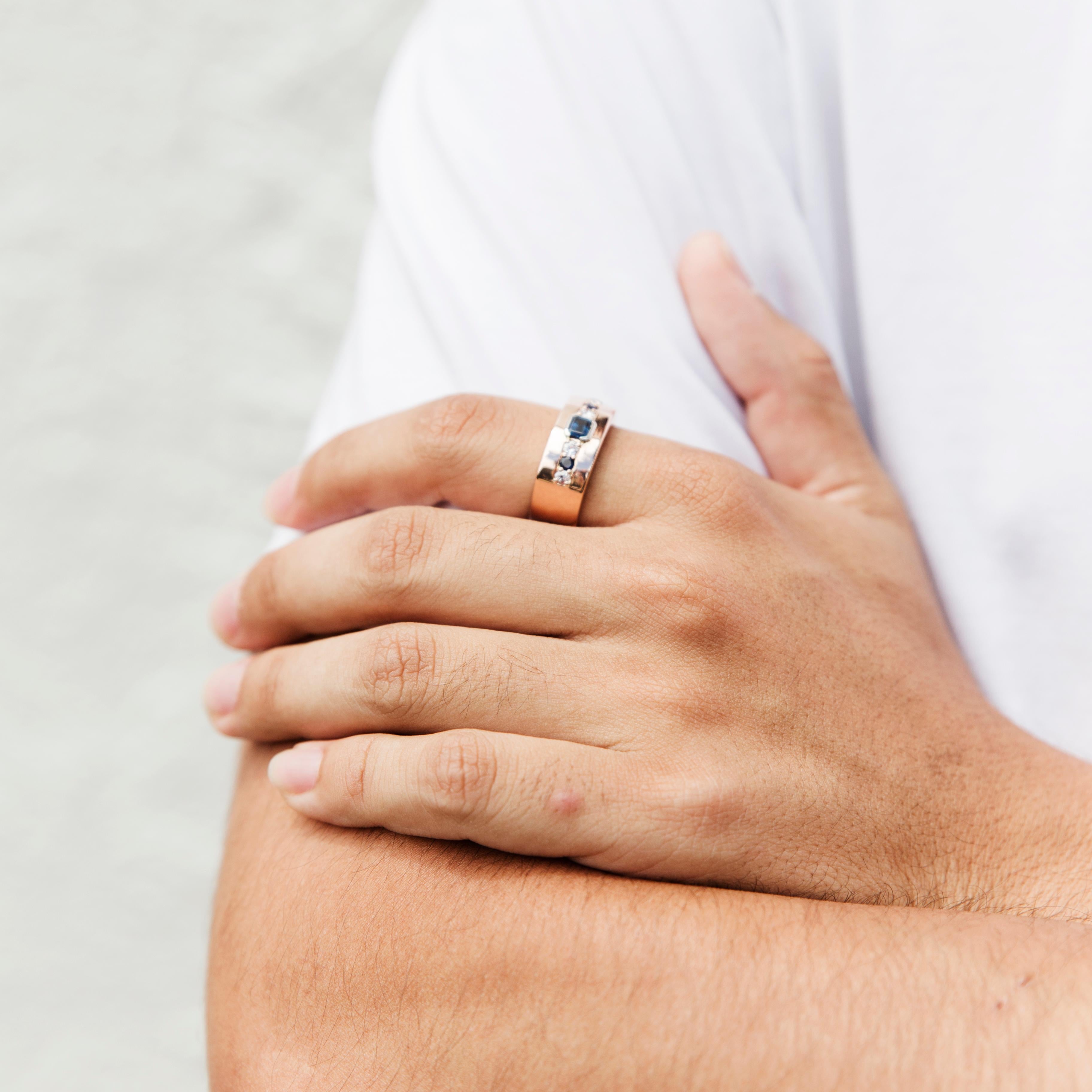 Modern Round Diamond and Deep Blue Sapphire Men's Vintage Ring in 9 Carat Rose Gold