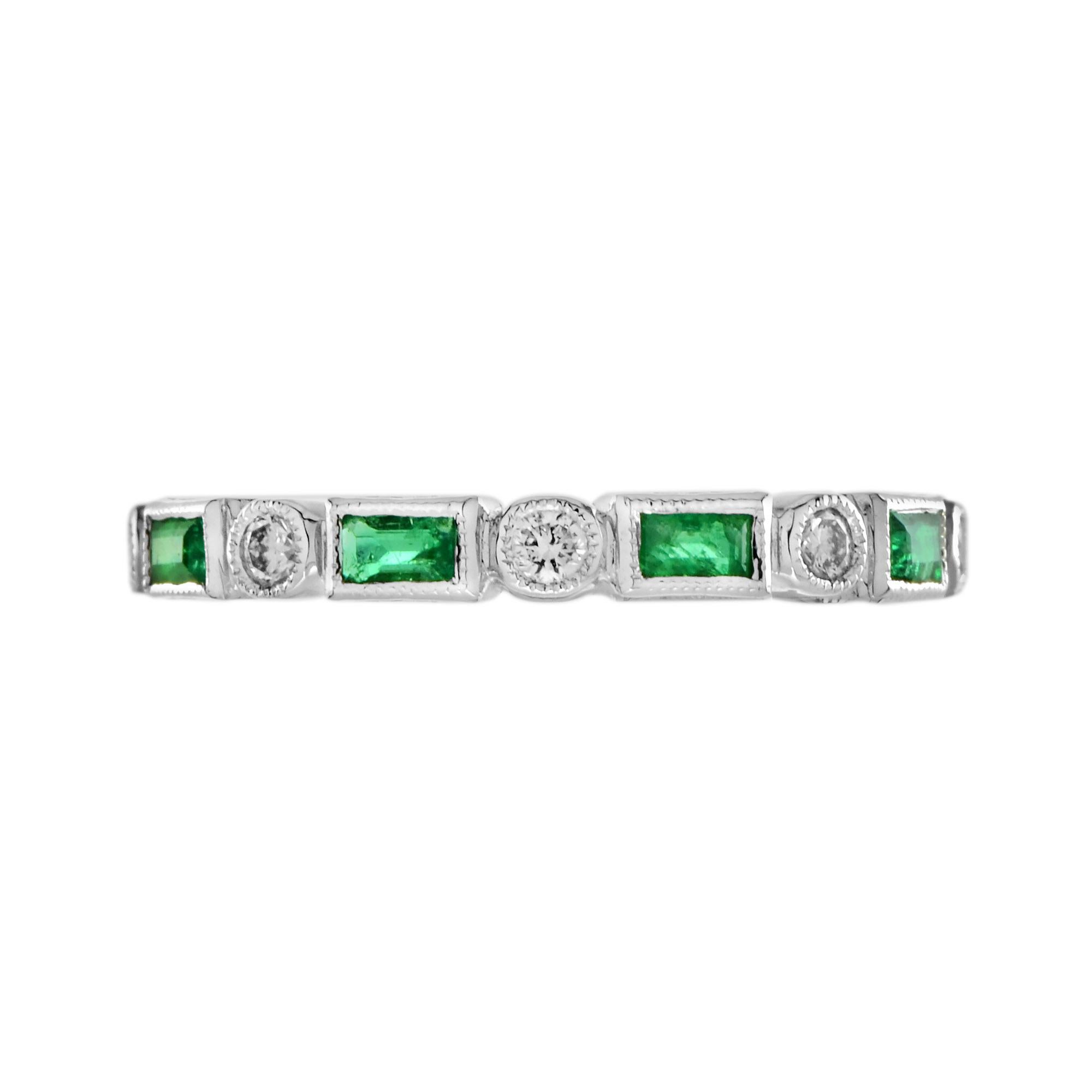 Round Diamond and Emerald Half Eternity Band Ring in 14K White Gold In New Condition For Sale In Bangkok, TH