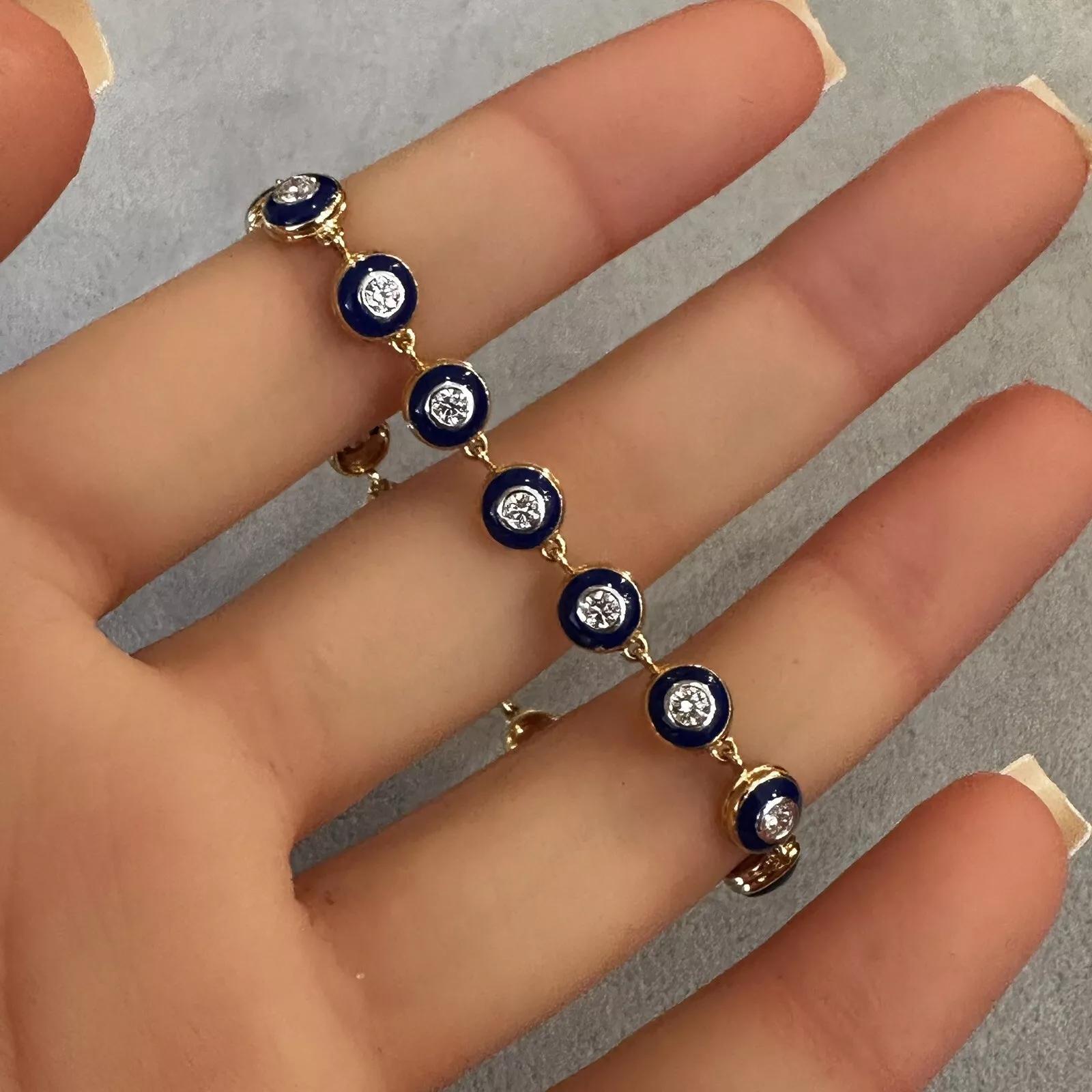 Bracelet ligne rond en or blanc et jaune avec diamants et émail 

Le bracelet en diamant et émail présente 18 diamants ronds et brillants sertis dans de l'or blanc et de l'émail bleu dans une chaîne en or jaune 18 carats. Le bracelet est fixé à