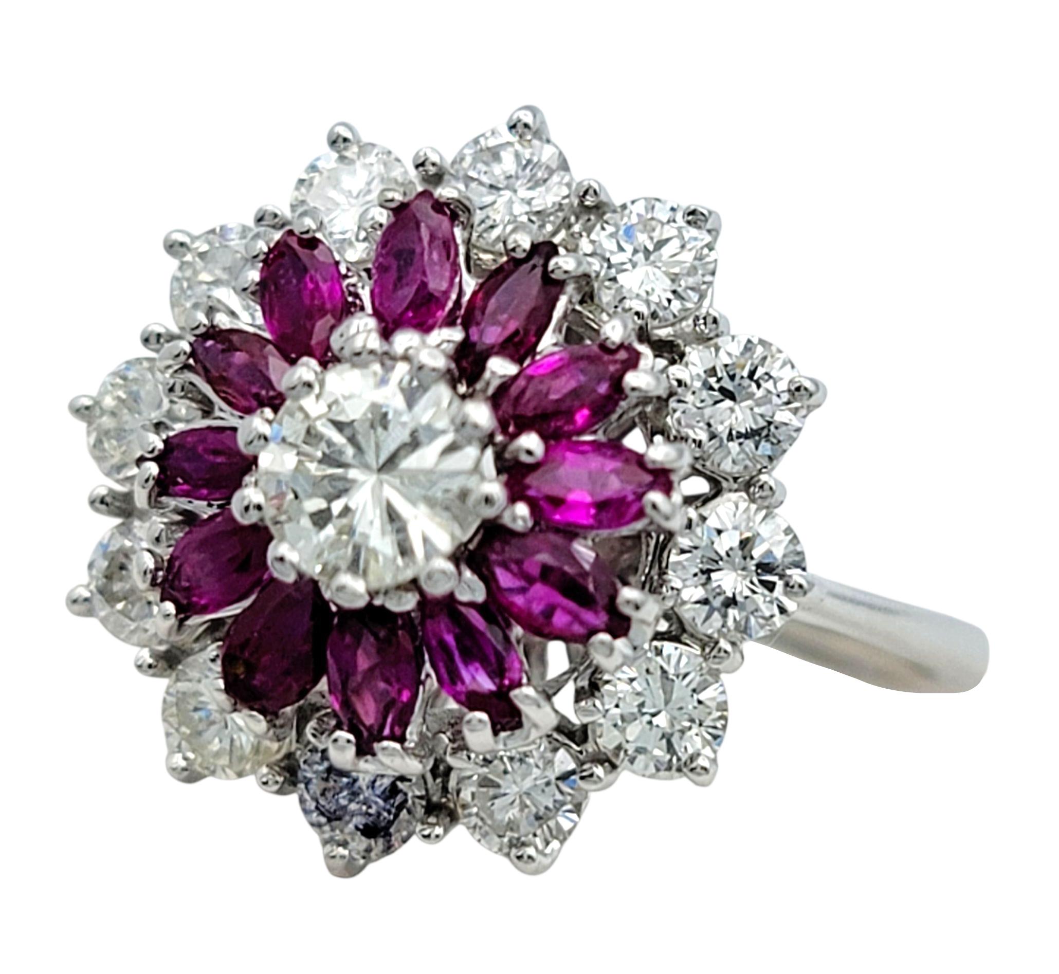 Anillo en forma de cúpula con diamante redondo y rubí talla marquesa en oro blanco de 18 quilates Contemporáneo en venta