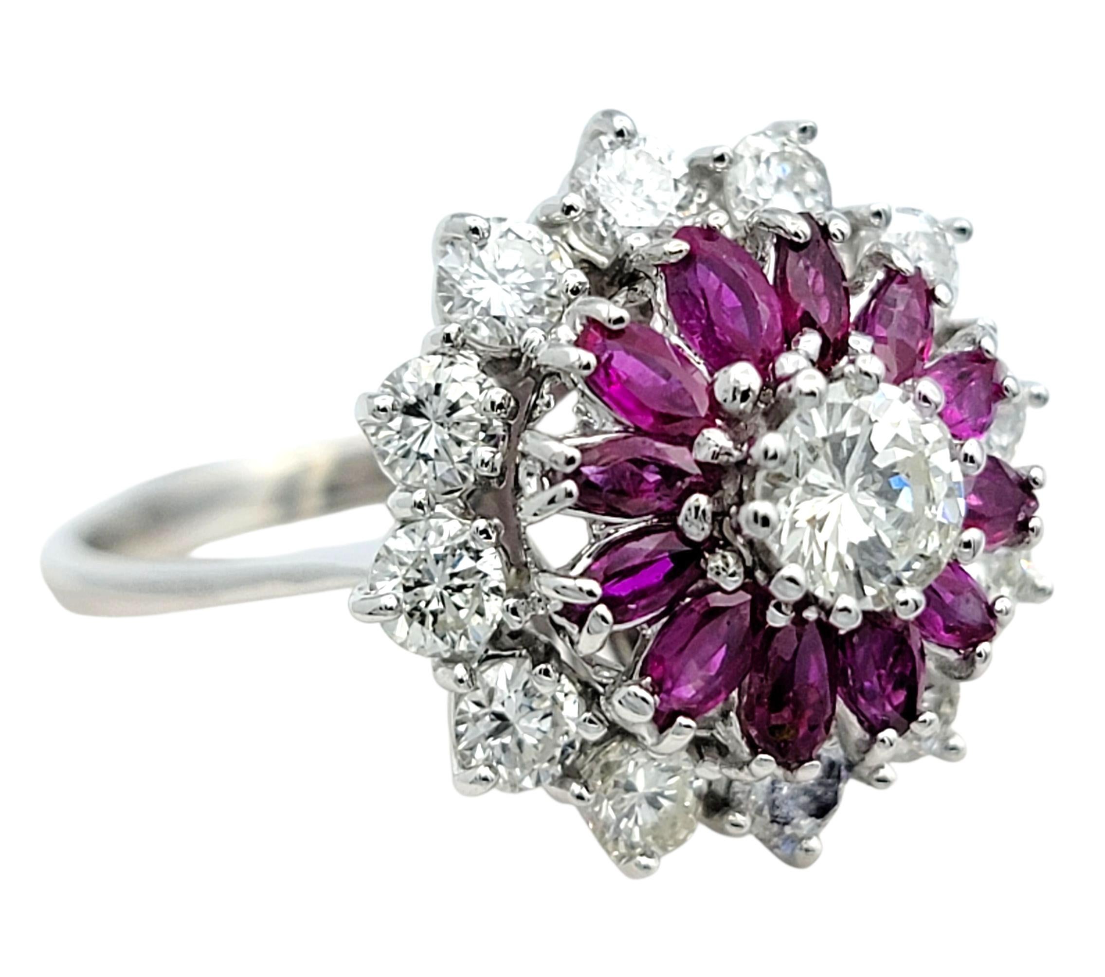 Anillo en forma de cúpula con diamante redondo y rubí talla marquesa en oro blanco de 18 quilates Corte redondo en venta