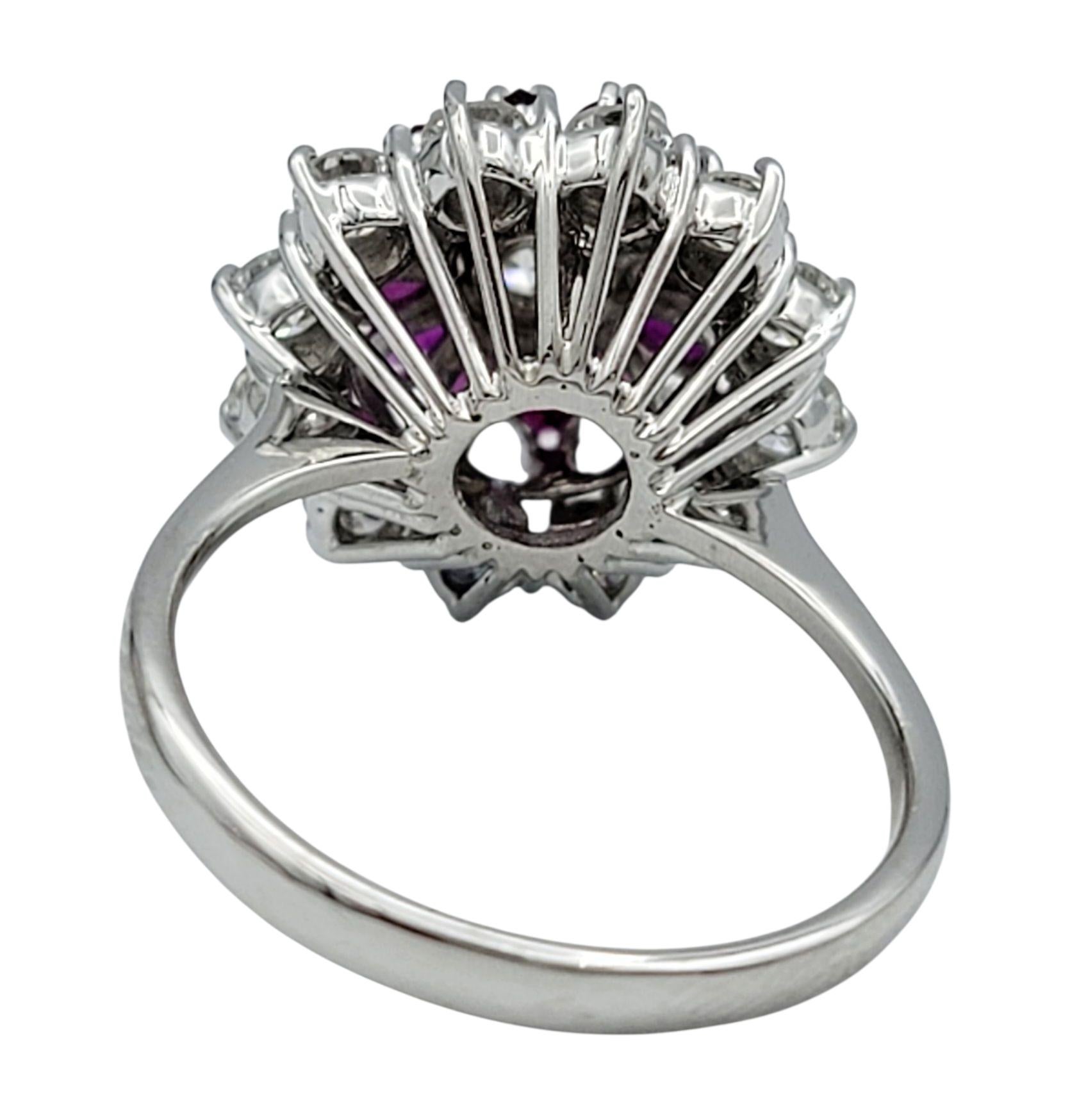 De las mujeres Anillo en forma de cúpula con diamante redondo y rubí talla marquesa en oro blanco de 18 quilates en venta