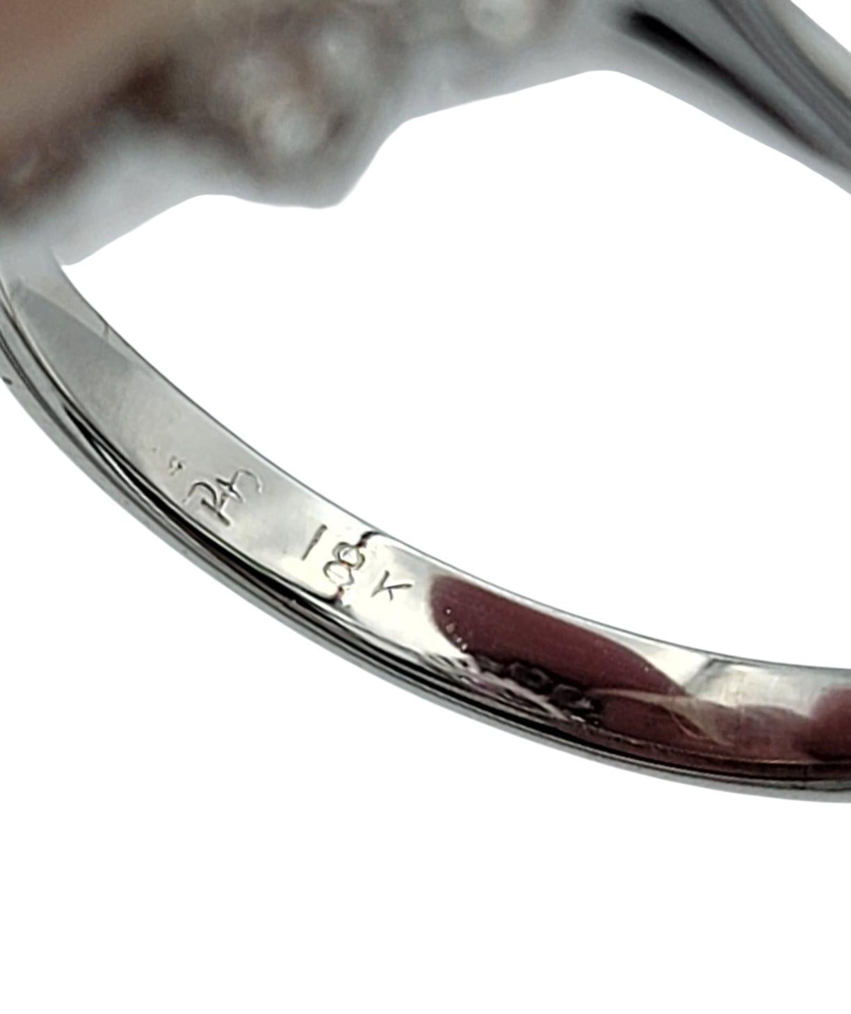 Anillo en forma de cúpula con diamante redondo y rubí talla marquesa en oro blanco de 18 quilates en venta 1