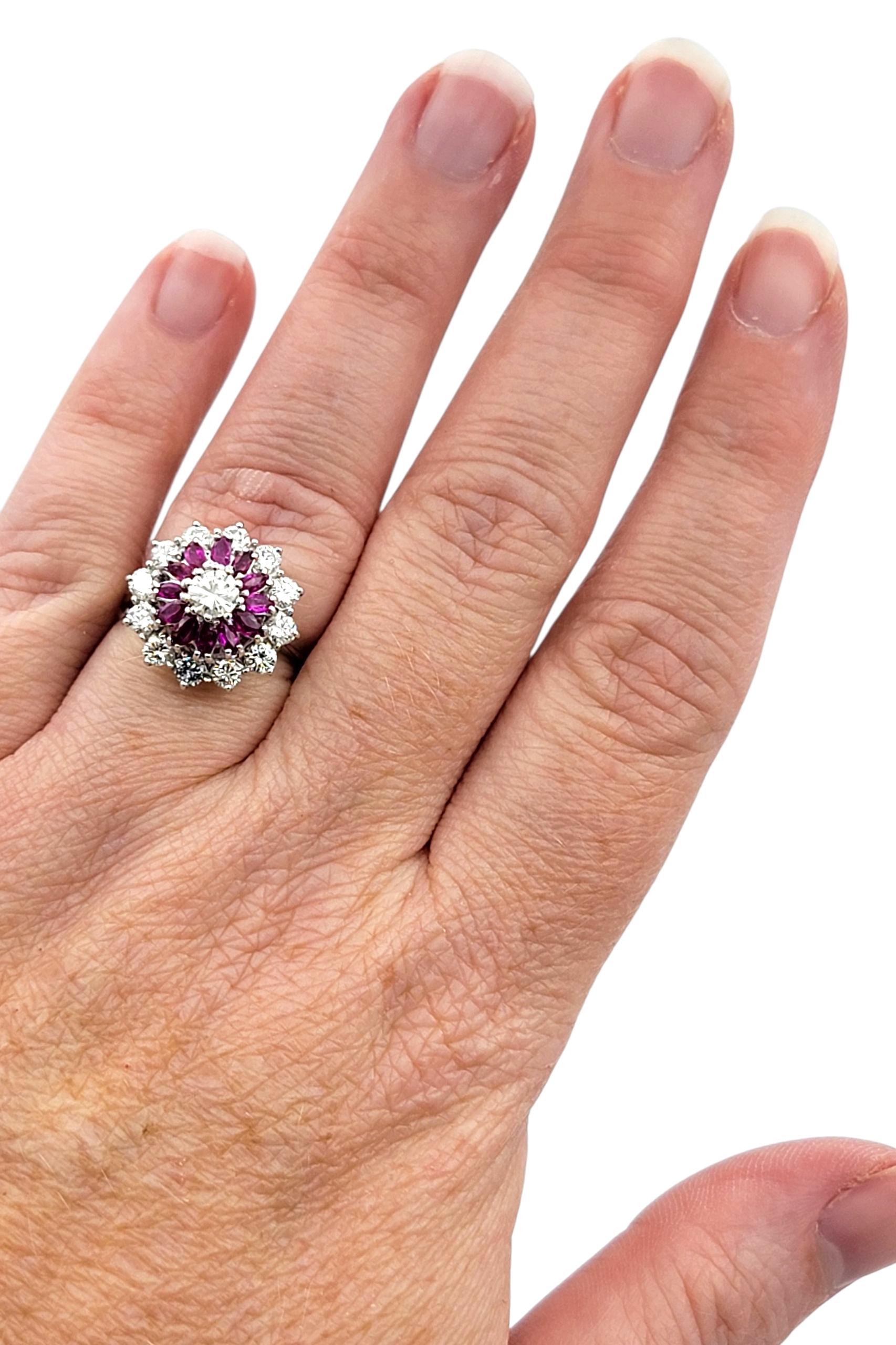 Anillo en forma de cúpula con diamante redondo y rubí talla marquesa en oro blanco de 18 quilates en venta 2