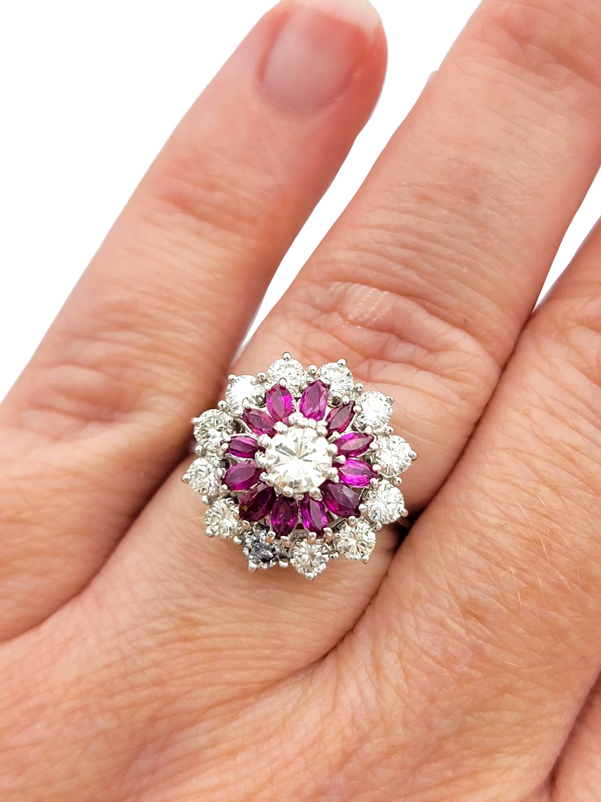 Anillo en forma de cúpula con diamante redondo y rubí talla marquesa en oro blanco de 18 quilates en venta 3