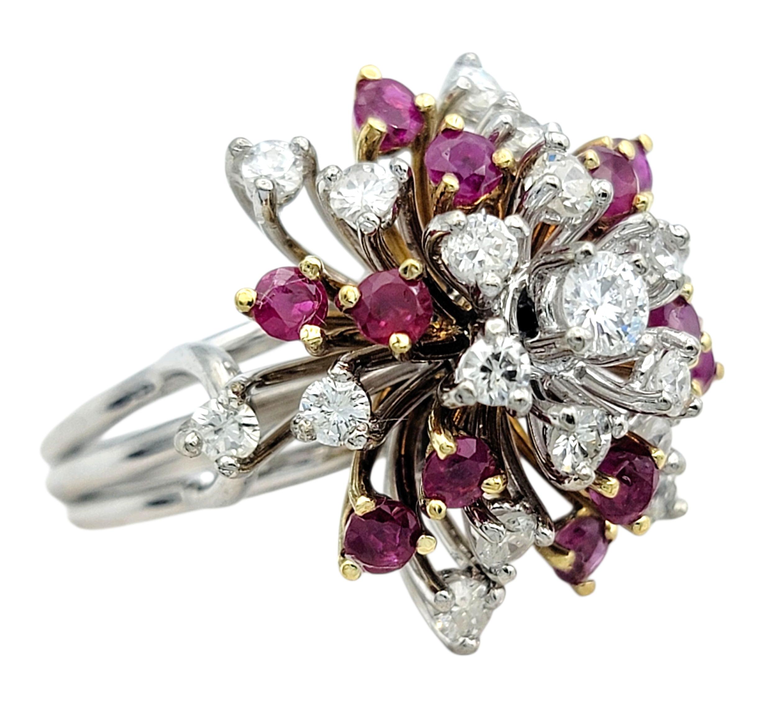 Misura dell'anello: 6

Questo anello a grappolo audace e brillante presenta una disposizione drammatica di rubini rossi e diamanti bianchi scintillanti, che sbocciano verso l'esterno in un accattivante design di ispirazione floreale. Realizzato in