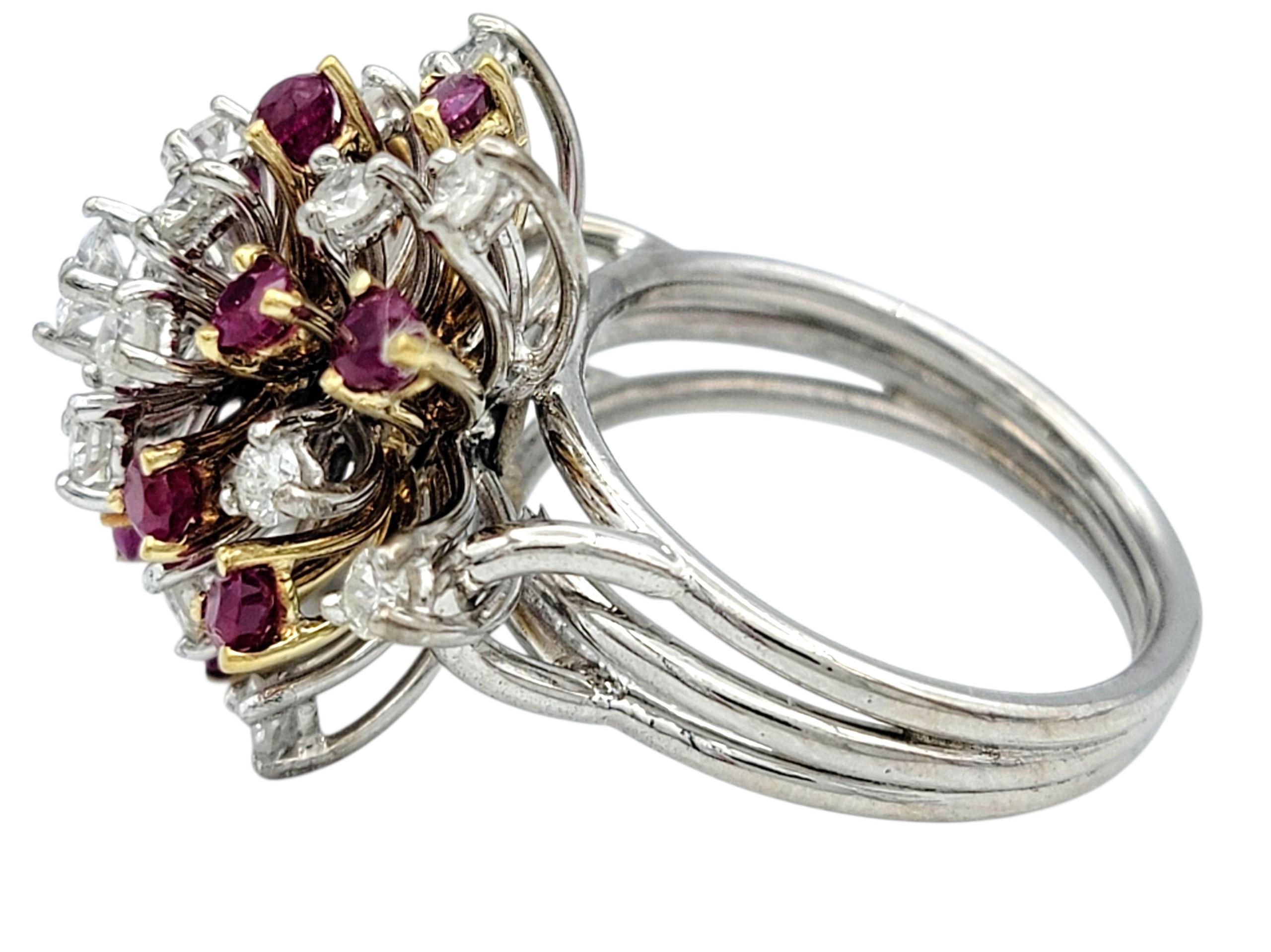 Anello da cocktail con diamanti rotondi e rubini a profilo alto in oro 18 carati In condizioni buone in vendita a Scottsdale, AZ