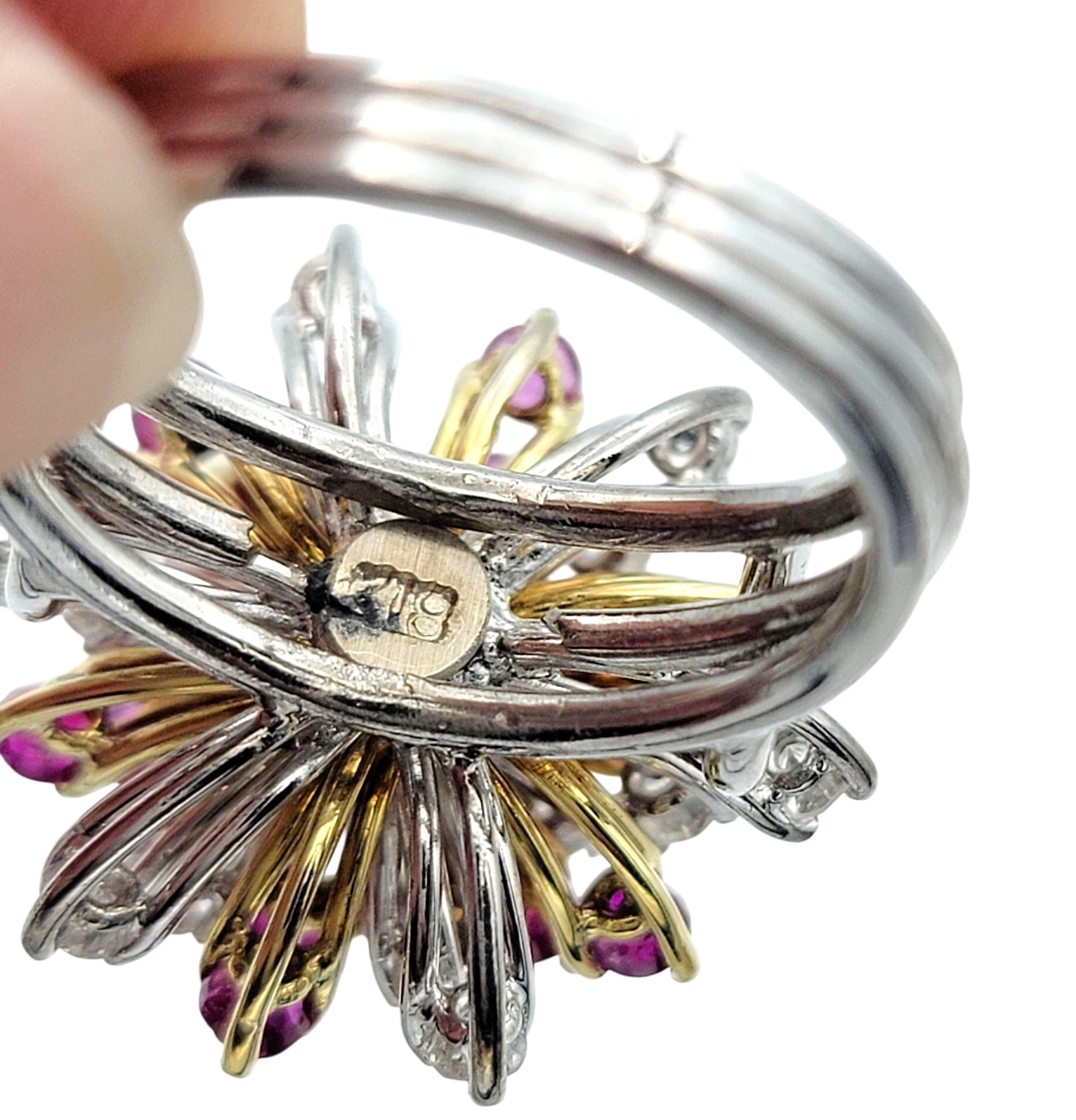 Anello da cocktail con diamanti rotondi e rubini a profilo alto in oro 18 carati in vendita 1