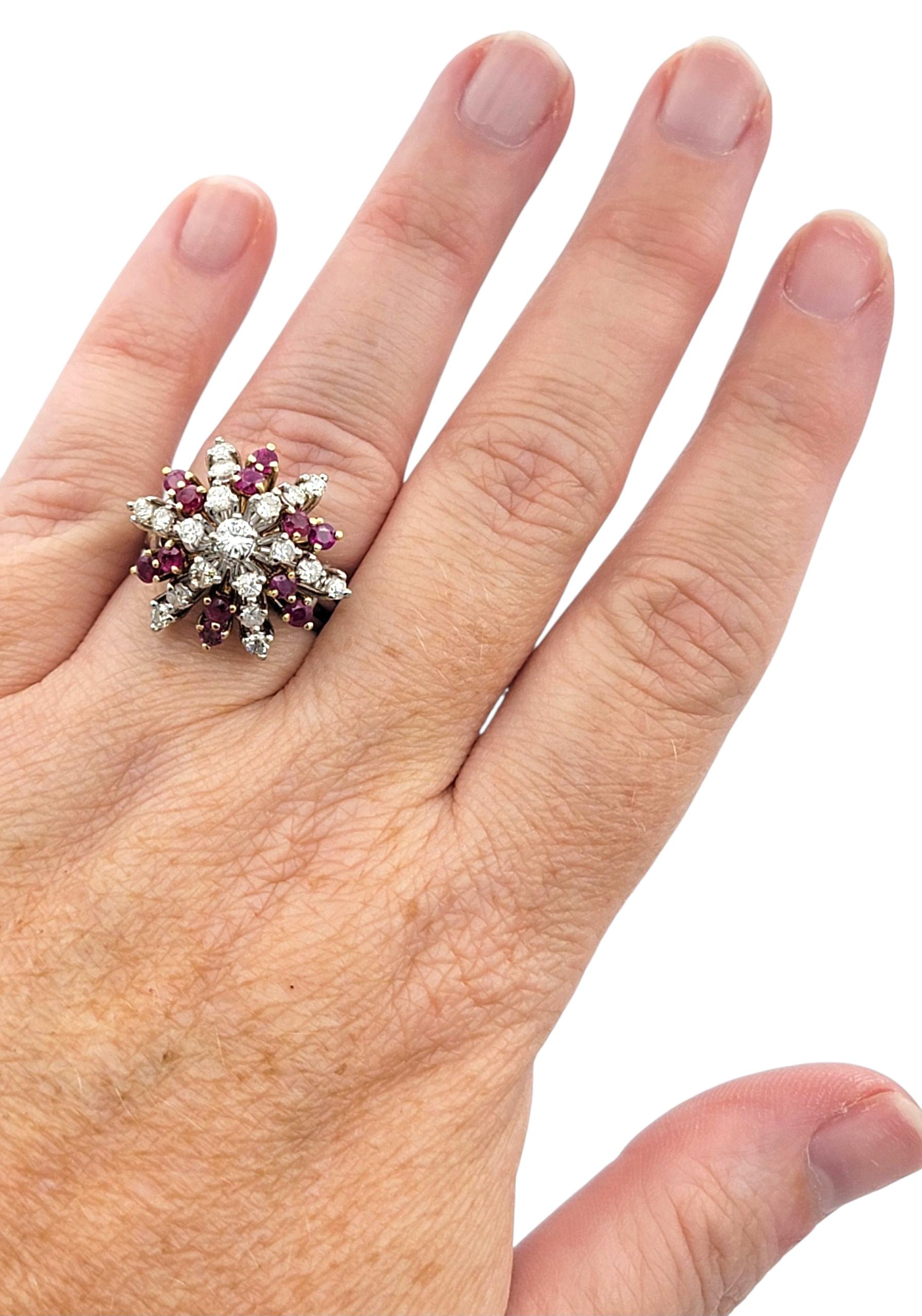 Anello da cocktail con diamanti rotondi e rubini a profilo alto in oro 18 carati in vendita 3