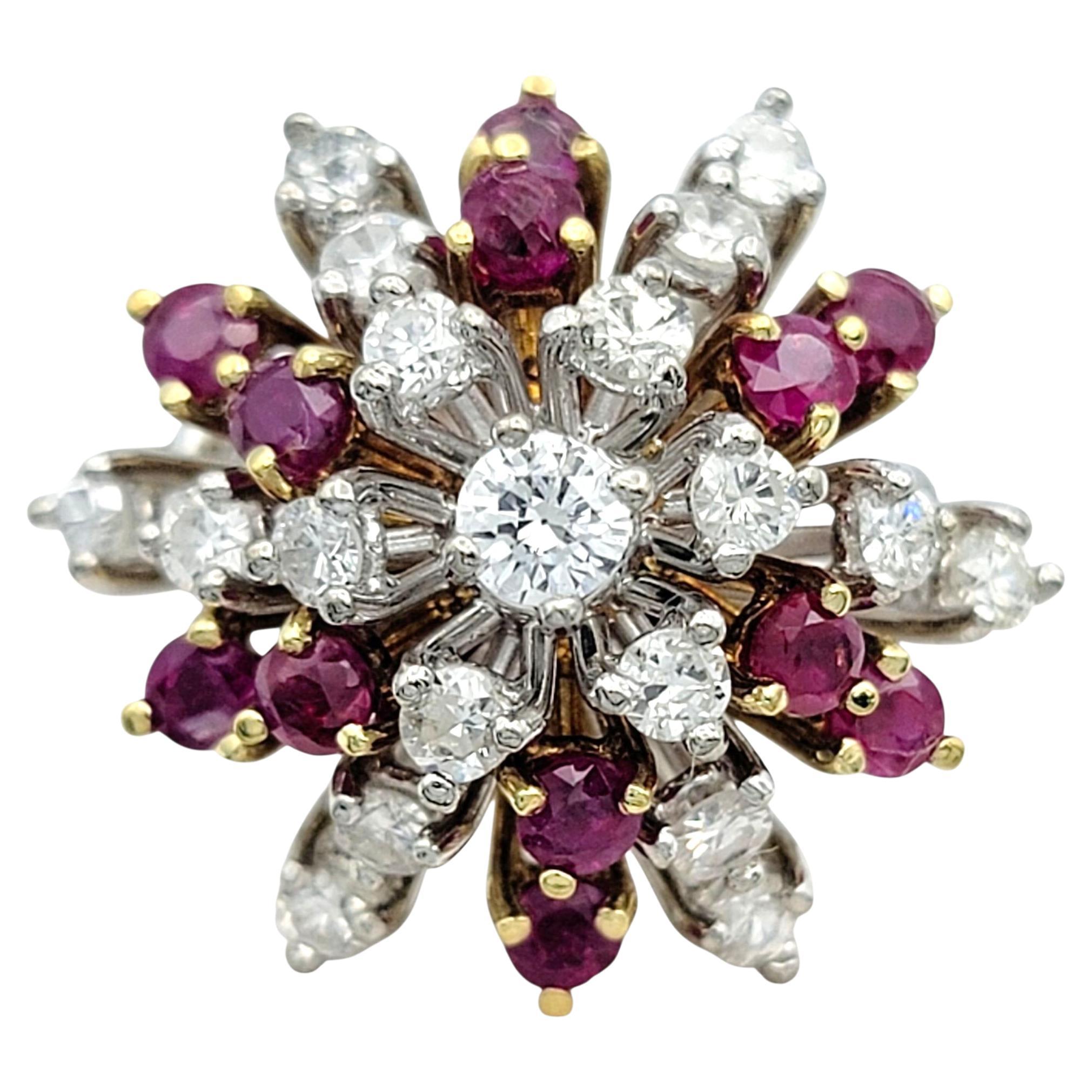 Anello da cocktail con diamanti rotondi e rubini a profilo alto in oro 18 carati in vendita