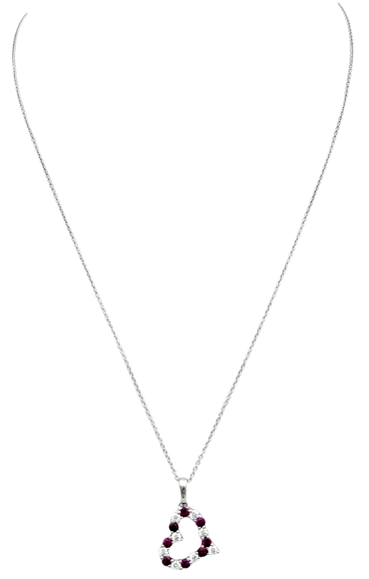Taille ronde Collier pendentif cœur ouvert en or blanc 14 carats serti de diamants ronds et de rubis en vente