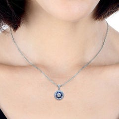 Ciondolo con diamante rotondo e zaffiro a doppio alone in stile Art Deco in oro bianco 18 carati