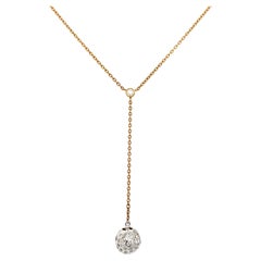 Collar largo con colgante redondo de diamantes en forma de bola de oro amarillo de 18k