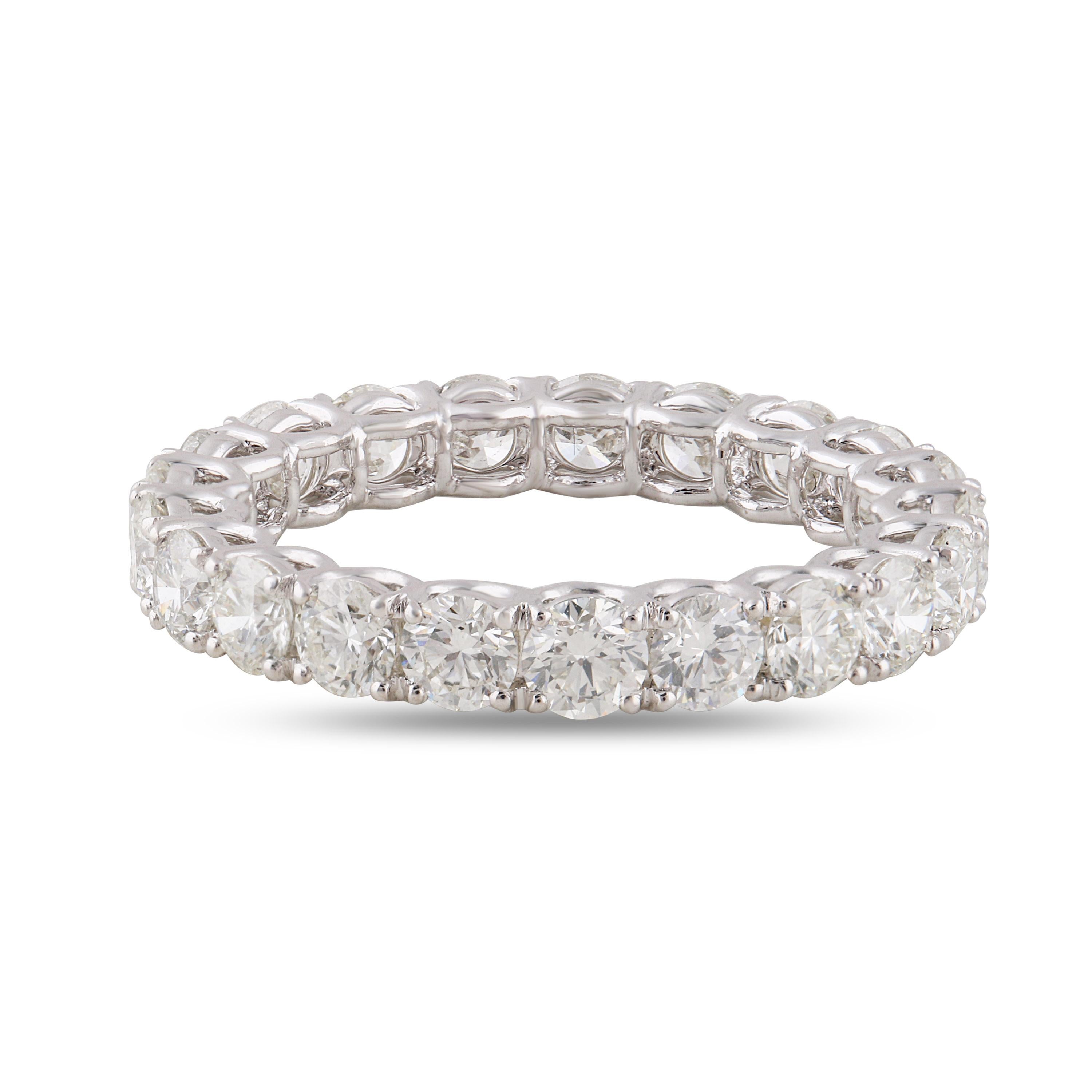 Round Cut Studio Rêves Round Diamond Band Ring in Platinum For Sale