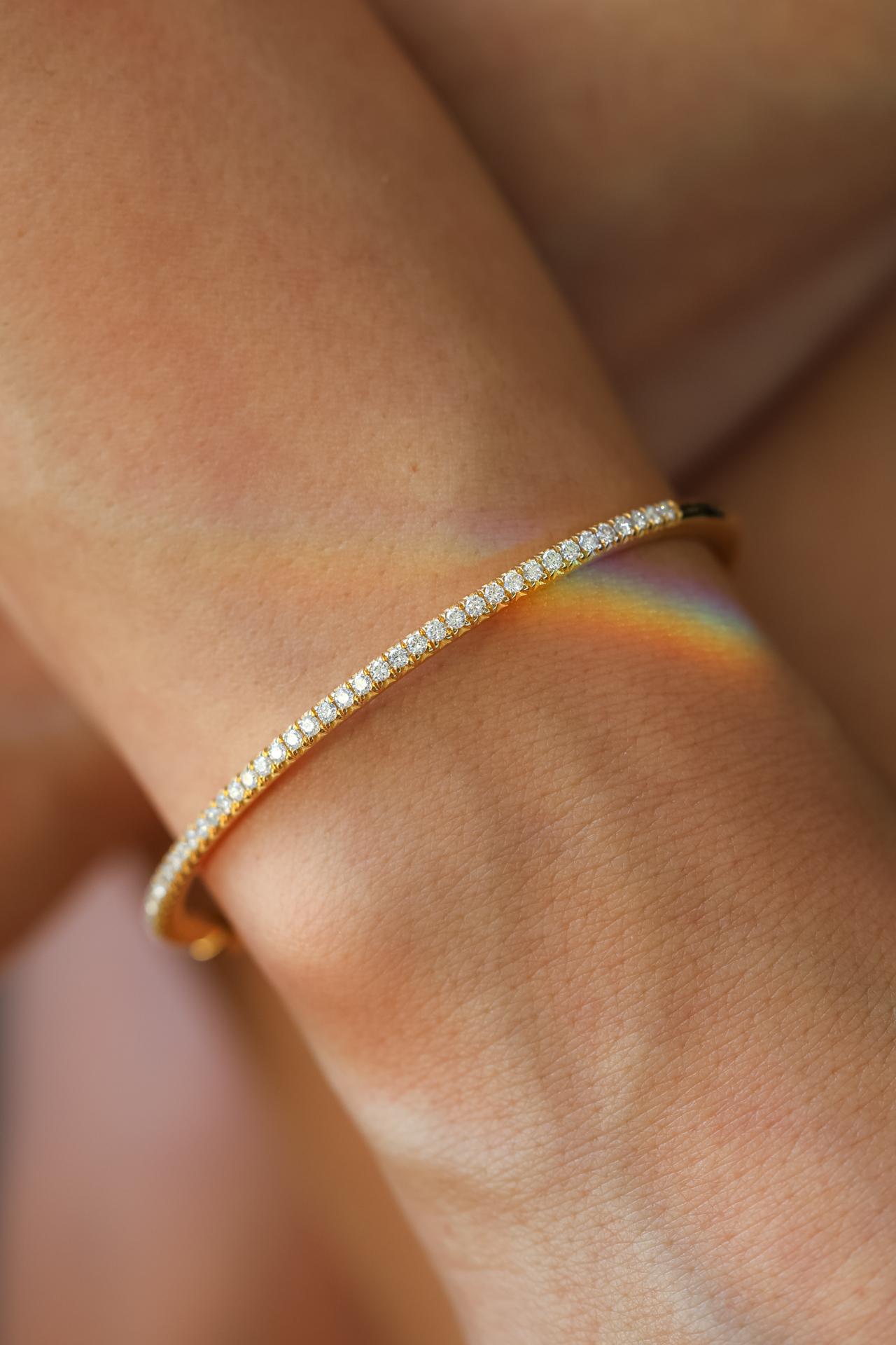 Bracelet jonc à diamants ronds 0,83 carat Neuf - En vente à Los Angeles, CA