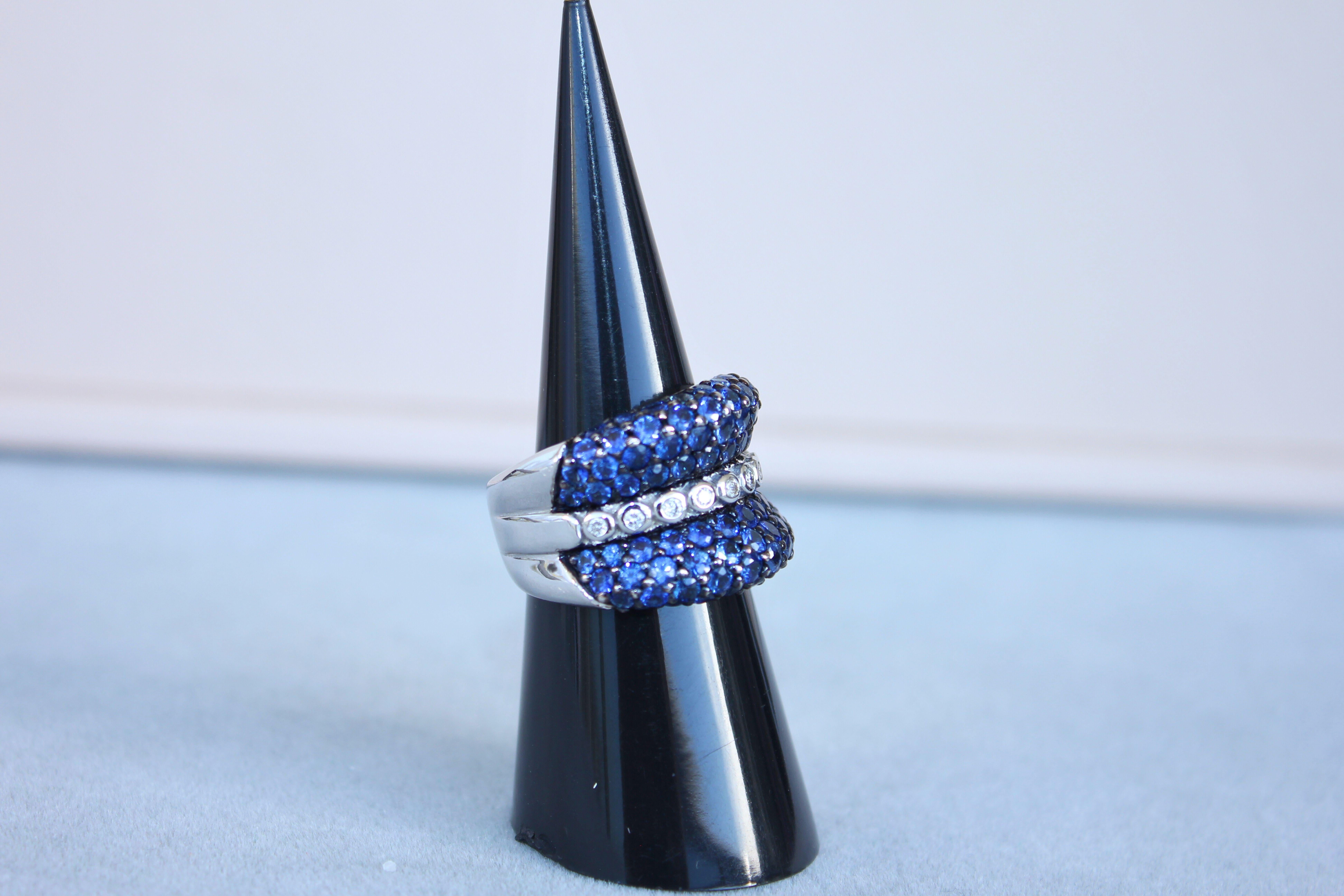 Round Diamond Bezel Set Blue Sapphire Pave Set 18 Karat White Gold Unique Ring For Sale 4