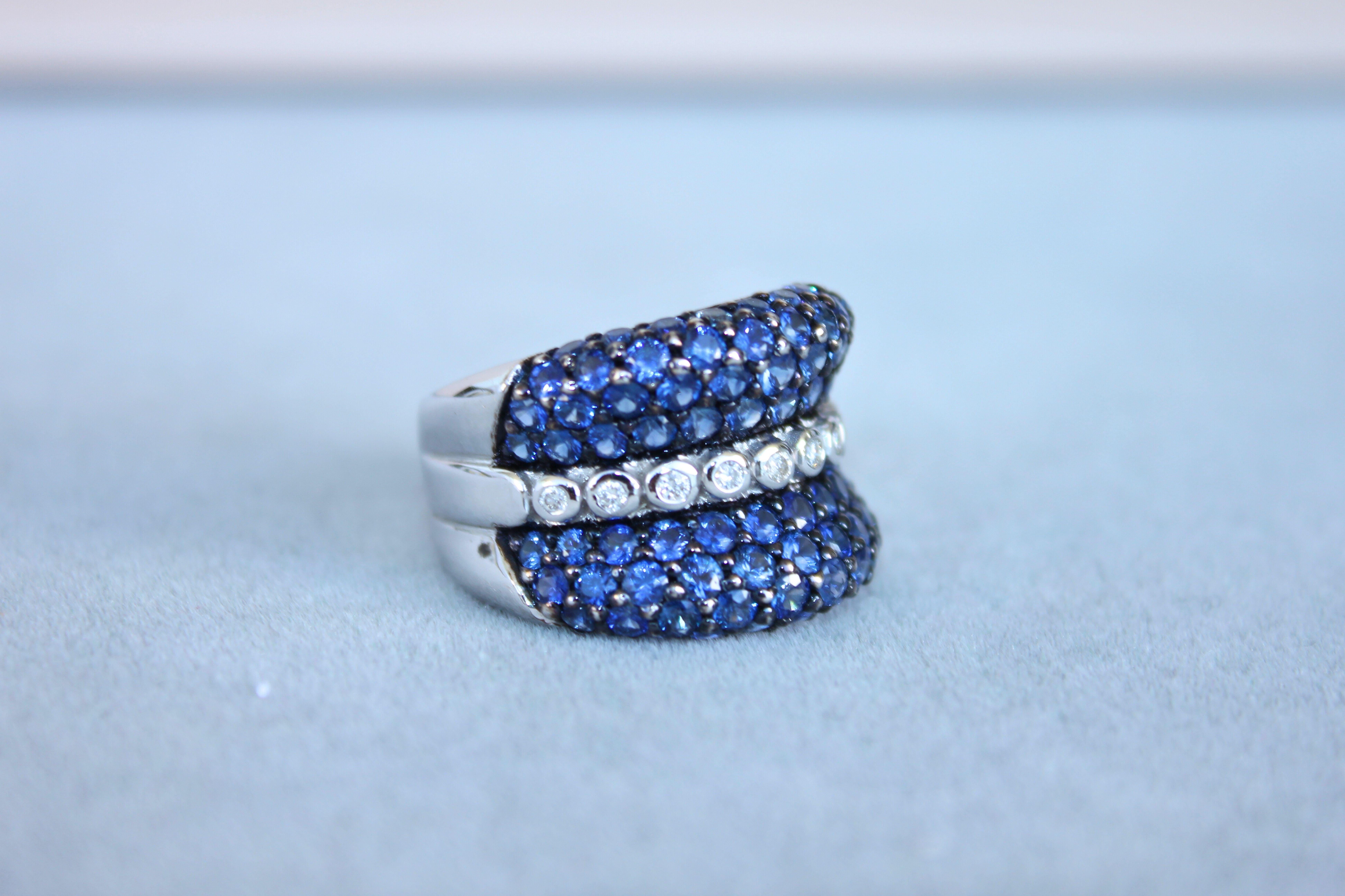 Runder Diamant Lünette Set Blauer Saphir Pave Set 18 Karat Weißgold Einzigartiger Ring (Rundschliff) im Angebot