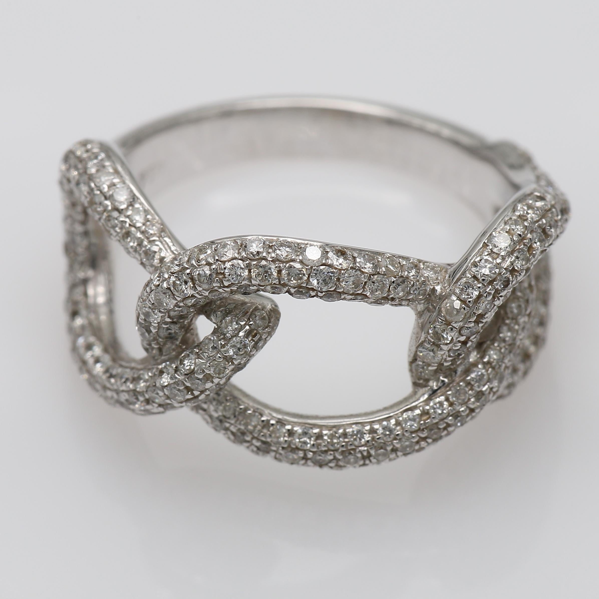 Questo anello intrecciato unico nel suo genere è incastonato tutto intorno con piccoli diamanti rotondi (peso totale 1,06 carati). Diamanti incastonati delicatamente nell'oro bianco, che creano un bellissimo colpo d'occhio. Questo anello unico è