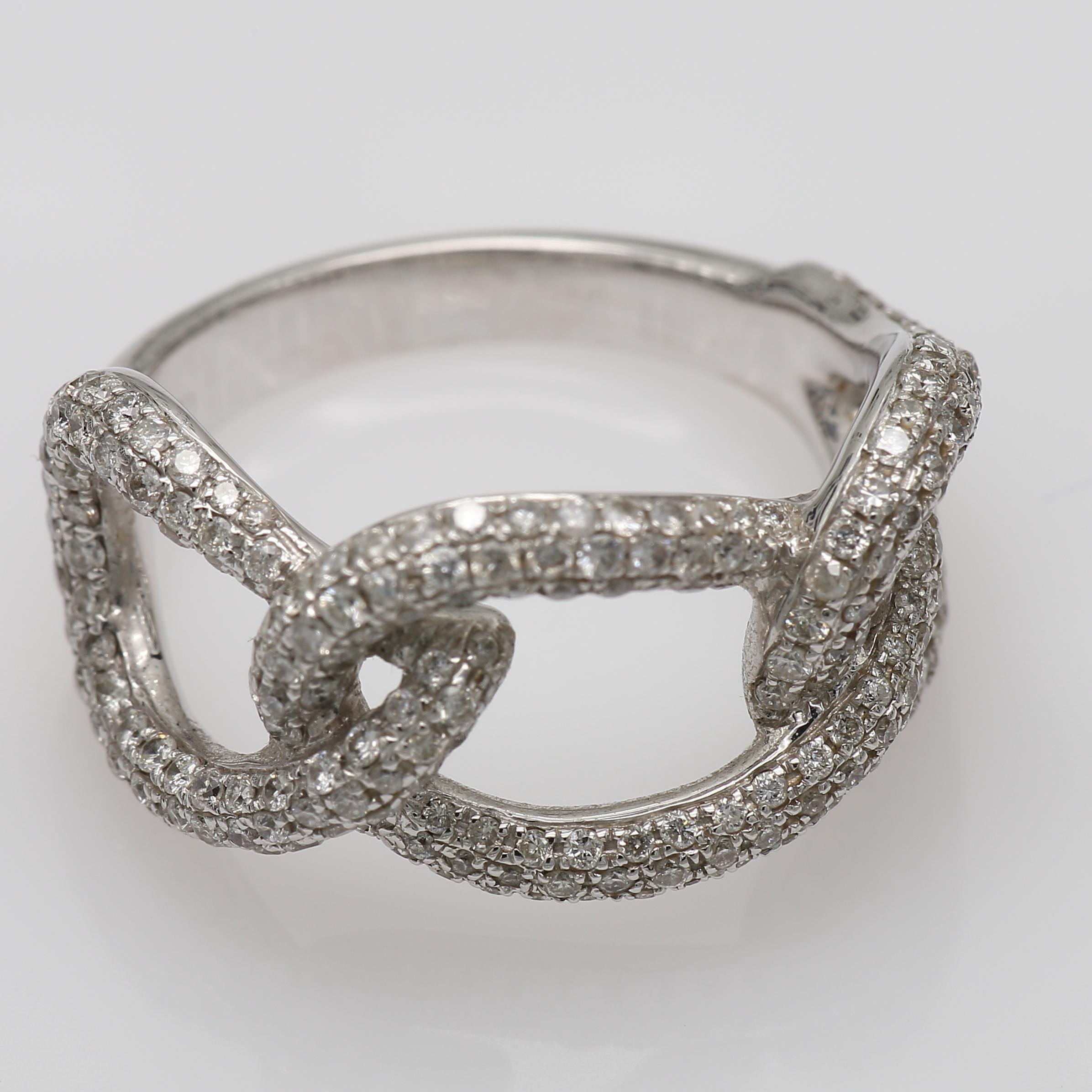 Taglio rotondo Anello Infinity con diamante rotondo intrecciato con 241 pietre/1,06 carati in oro bianco in vendita