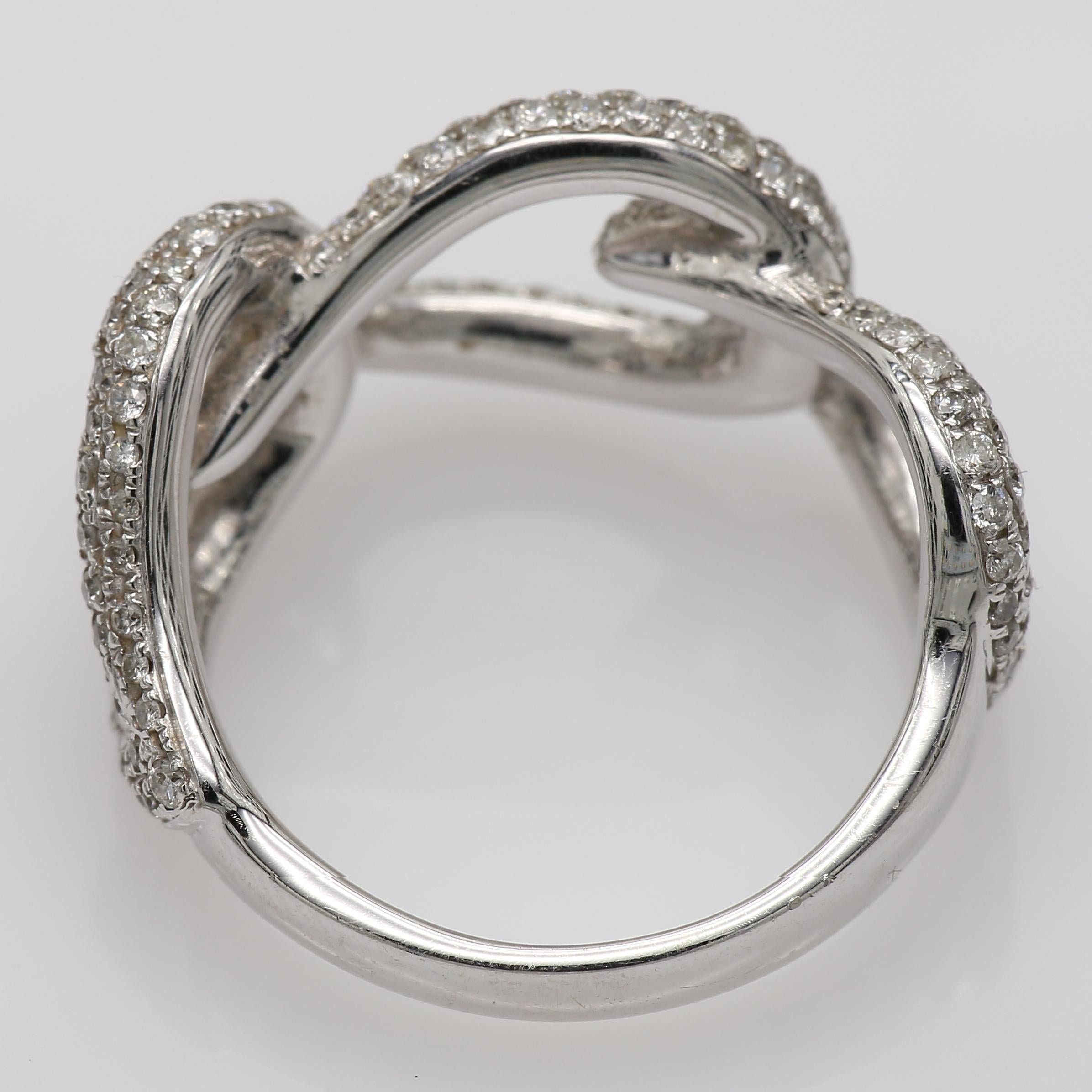 Anello Infinity con diamante rotondo intrecciato con 241 pietre/1,06 carati in oro bianco In condizioni Nuovo in vendita a Ramat Gan, IL