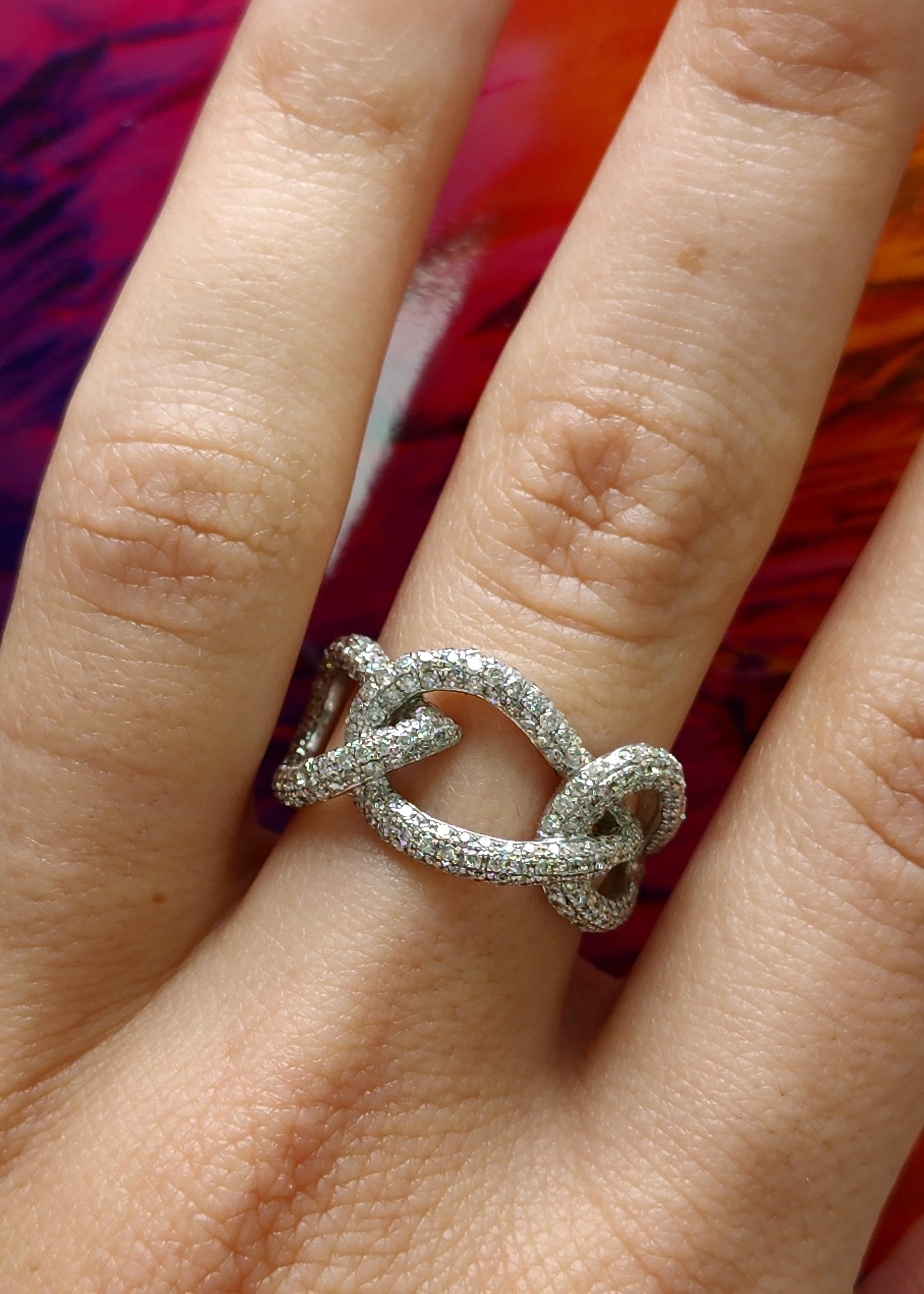Anello Infinity con diamante rotondo intrecciato con 241 pietre/1,06 carati in oro bianco in vendita 2