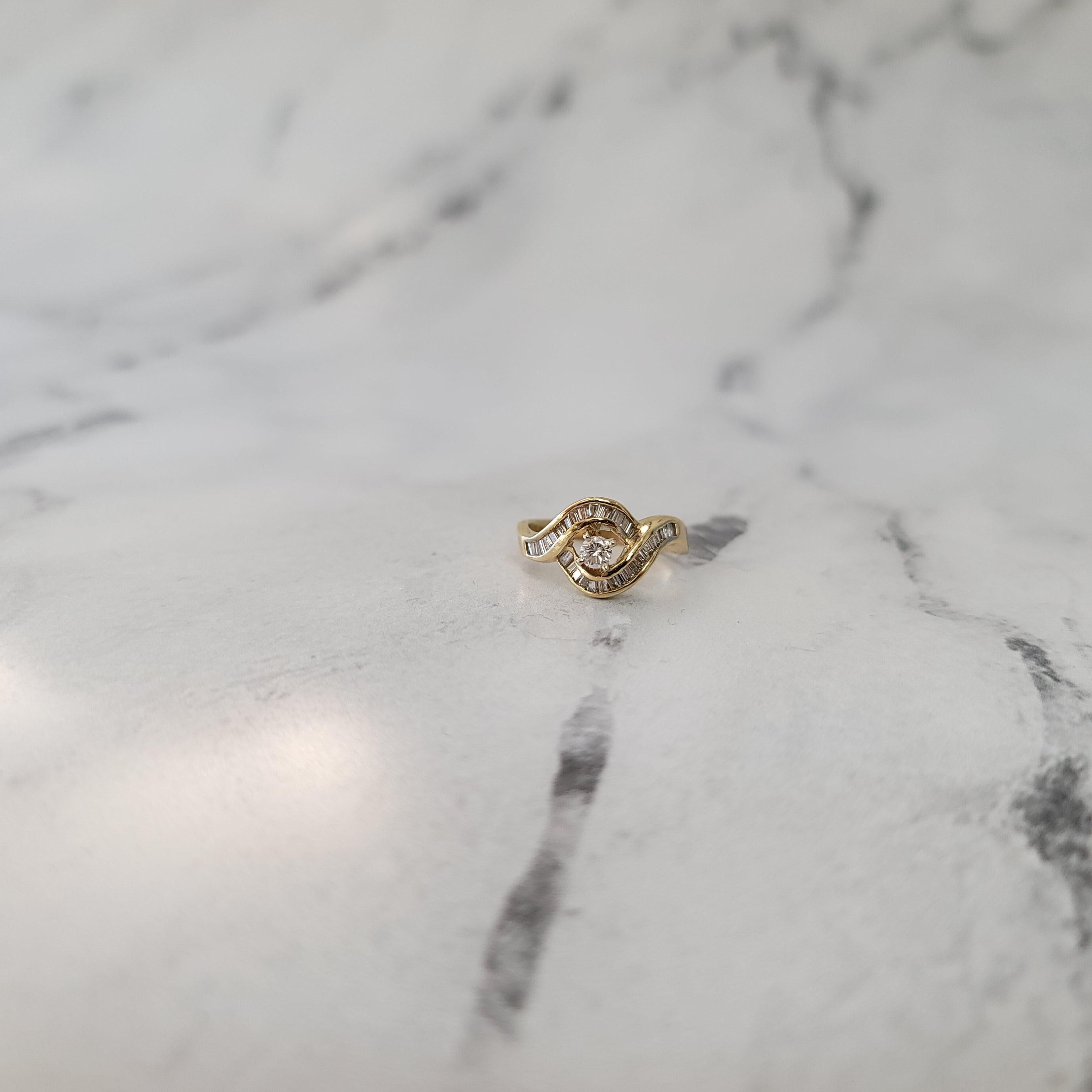 Taglio rotondo Round Diamond Center with Baguette Accented Engagement Ring in vendita