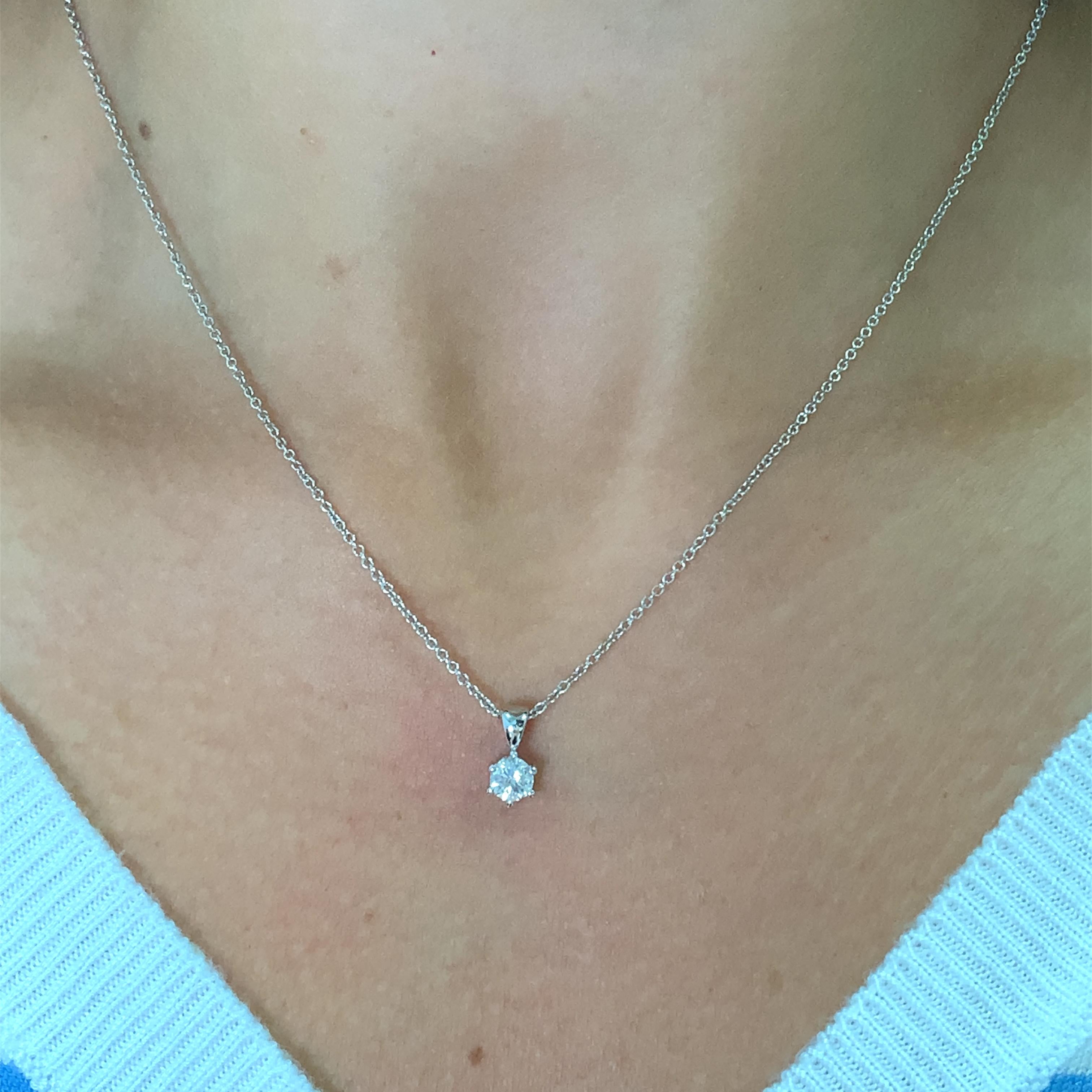 Modern Round diamond classic solitaire pendant necklace 18k white gold For Sale