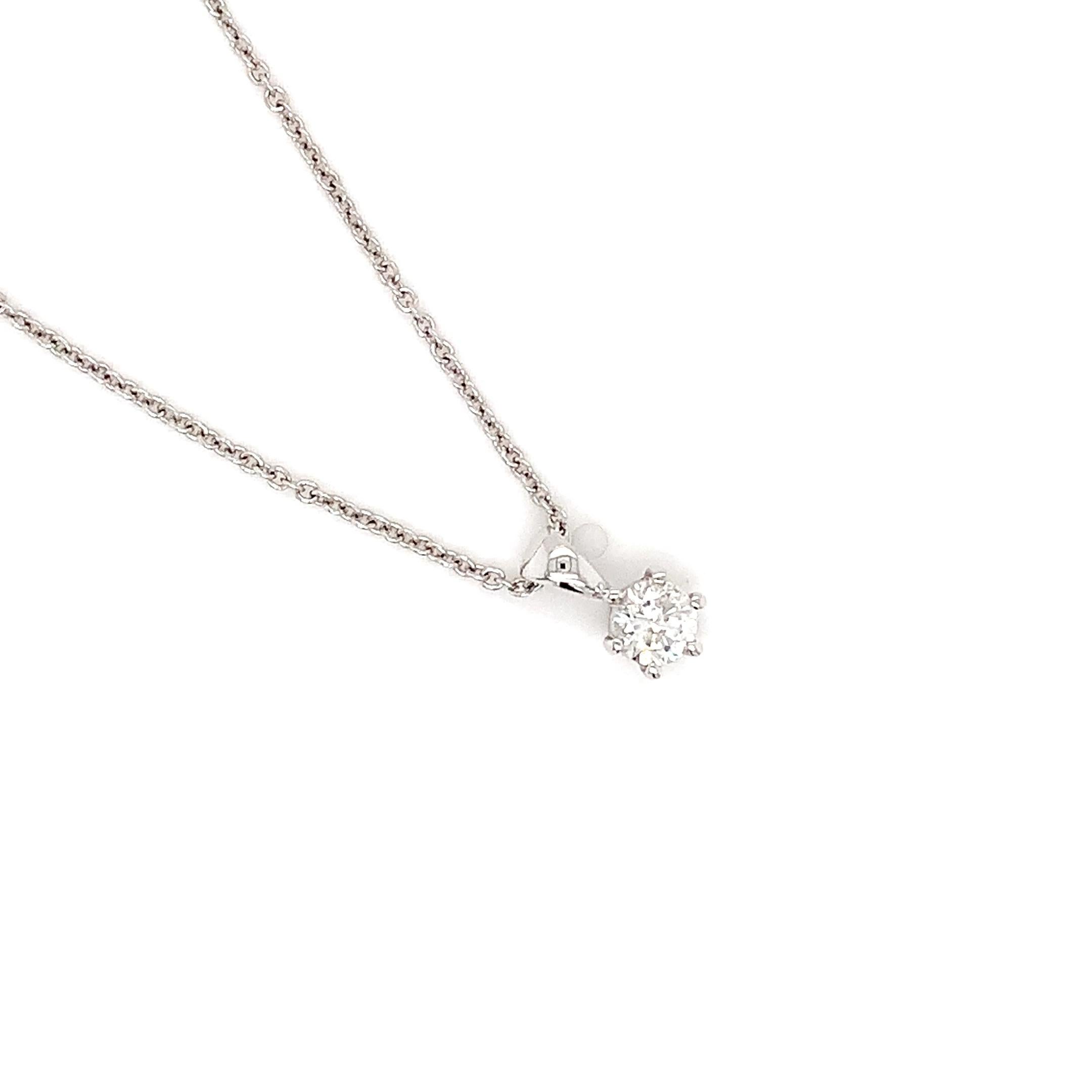 Round Cut Round diamond classic solitaire pendant necklace 18k white gold For Sale
