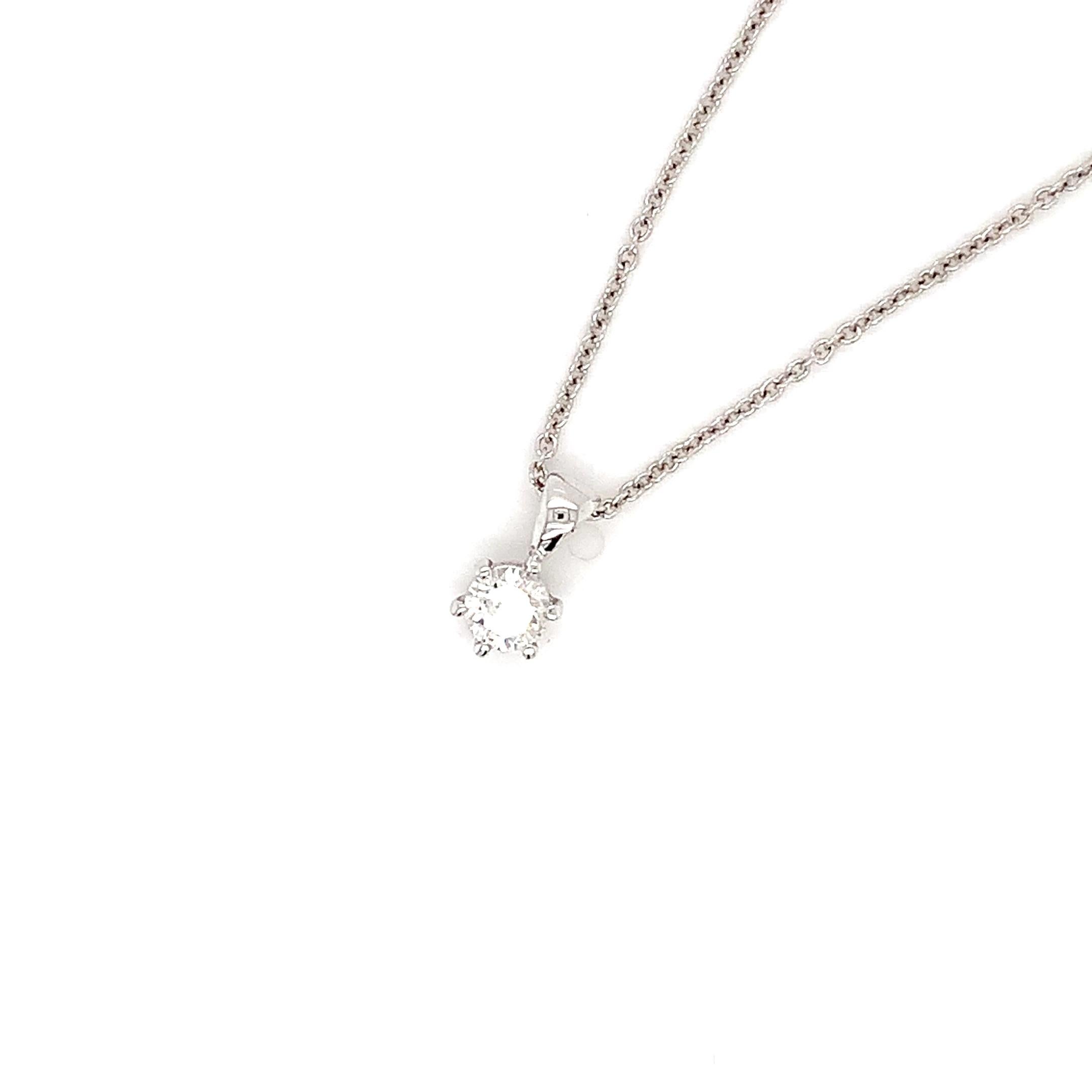 Round diamond classic solitaire pendant necklace 18k white gold In New Condition For Sale In London, GB