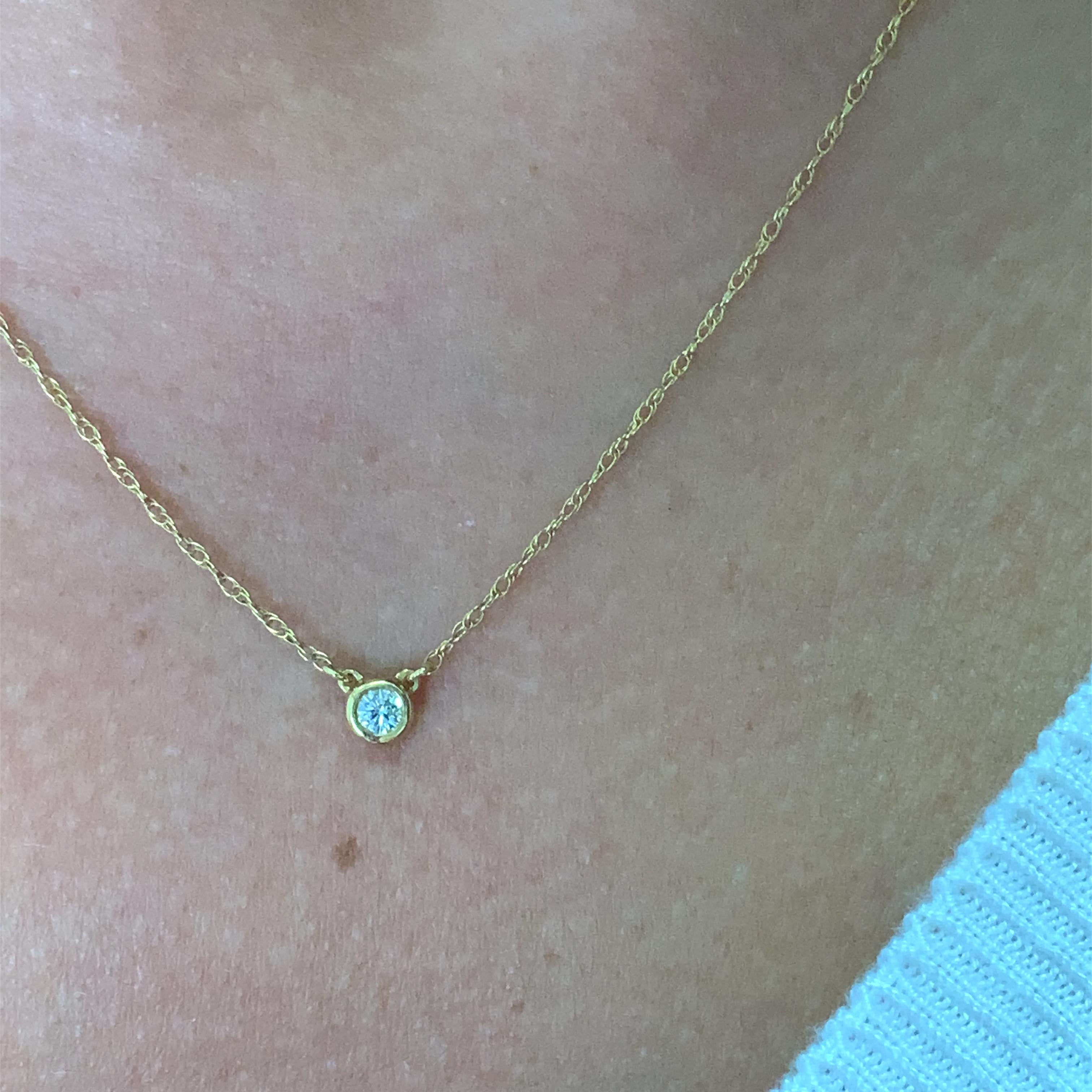 Modern Round diamond classic solitaire pendant necklace 18k yellow gold For Sale