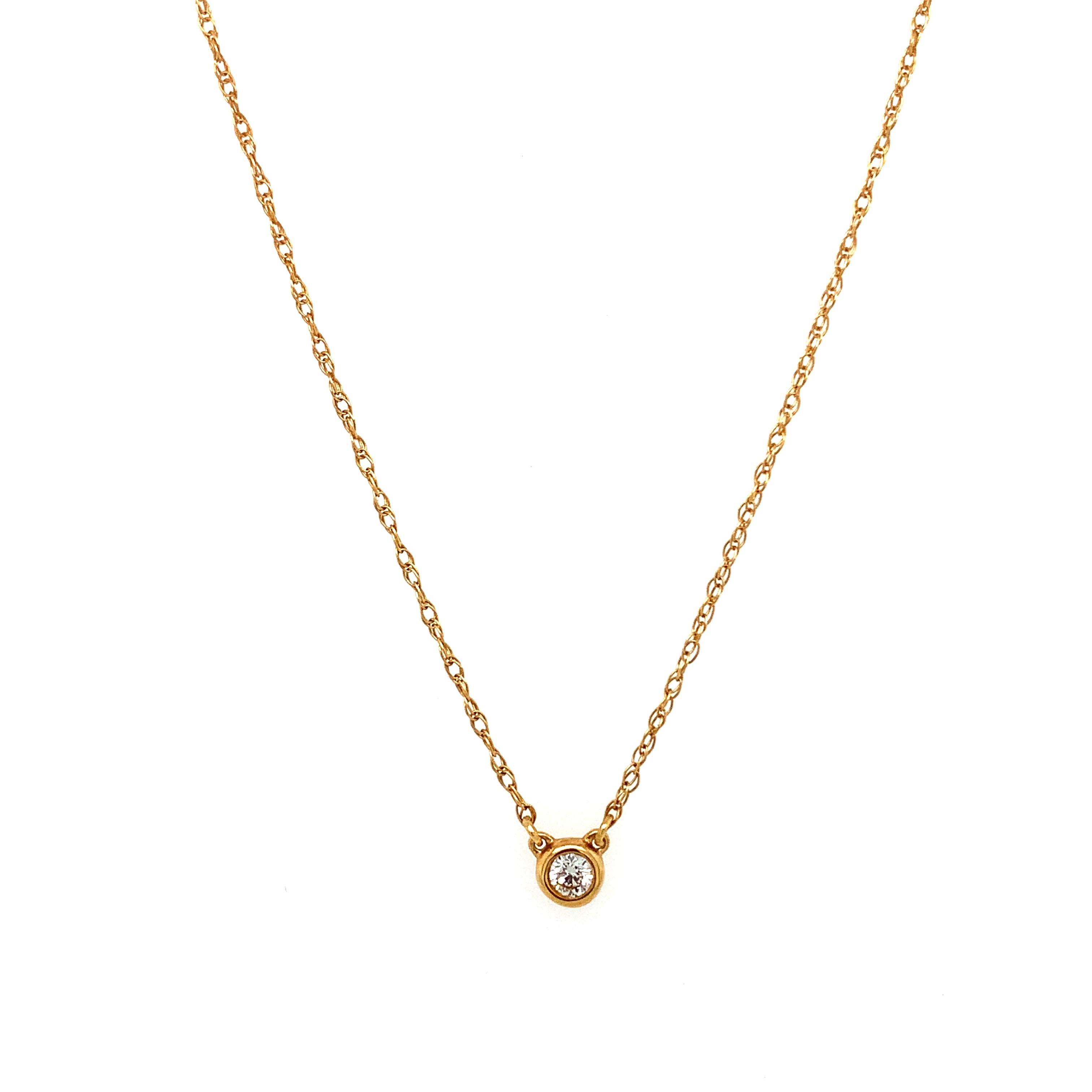Round Cut Round diamond classic solitaire pendant necklace 18k yellow gold For Sale