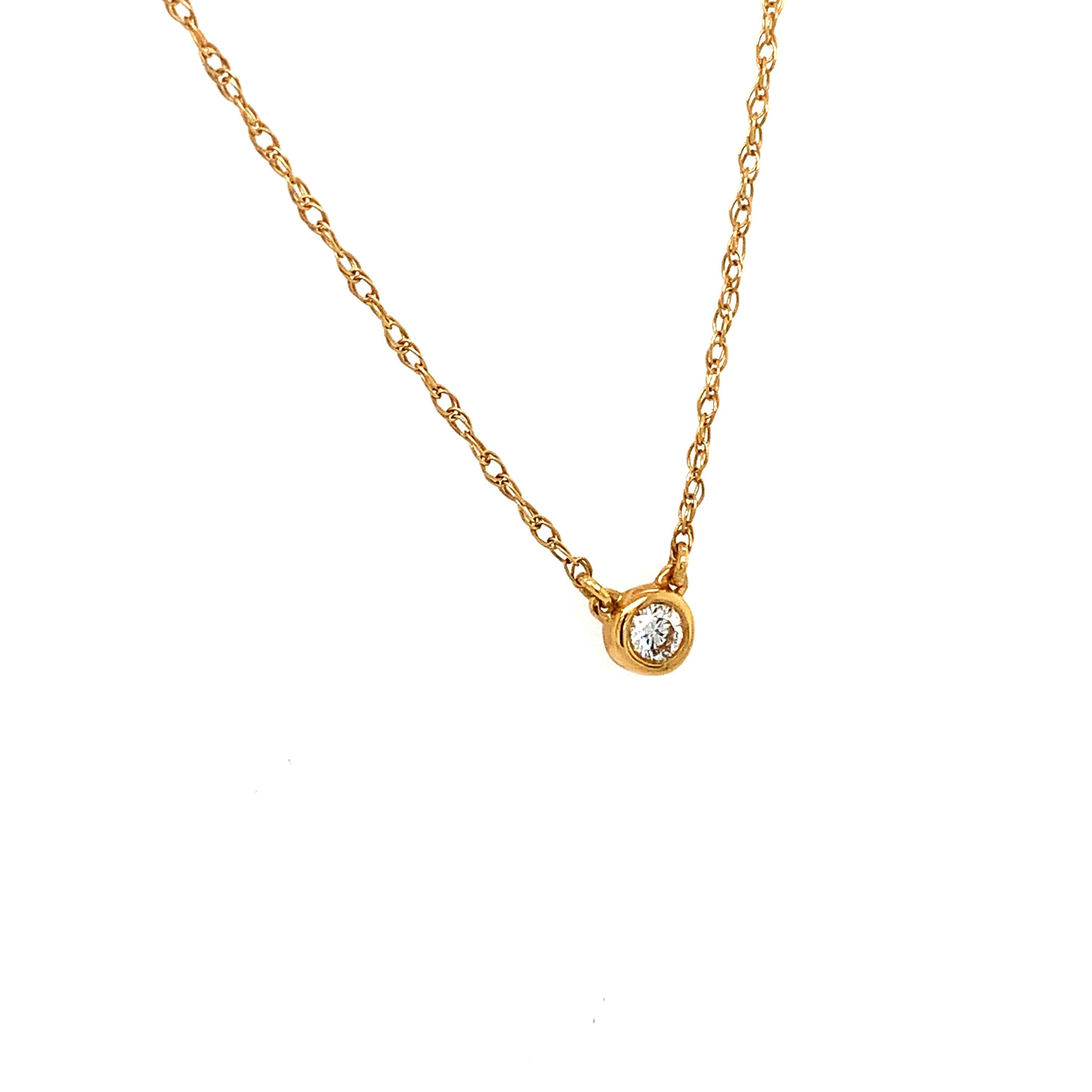 Round diamond classic solitaire pendant necklace 18k yellow gold In New Condition For Sale In London, GB