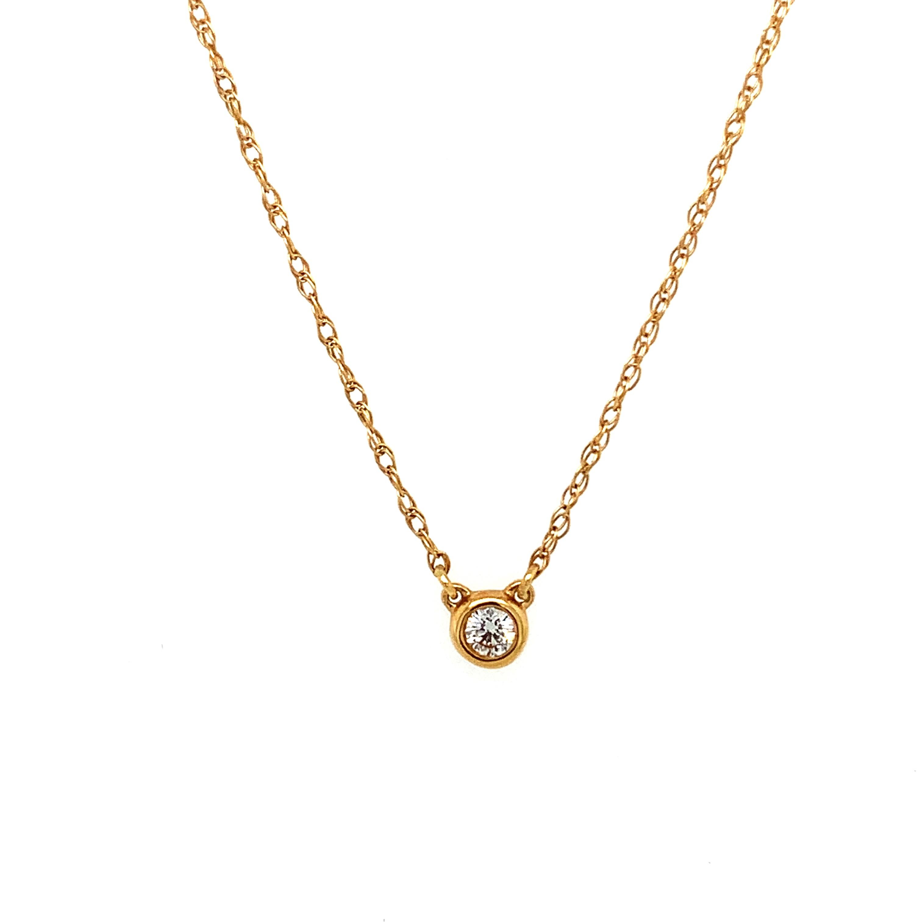 Women's Round diamond classic solitaire pendant necklace 18k yellow gold For Sale