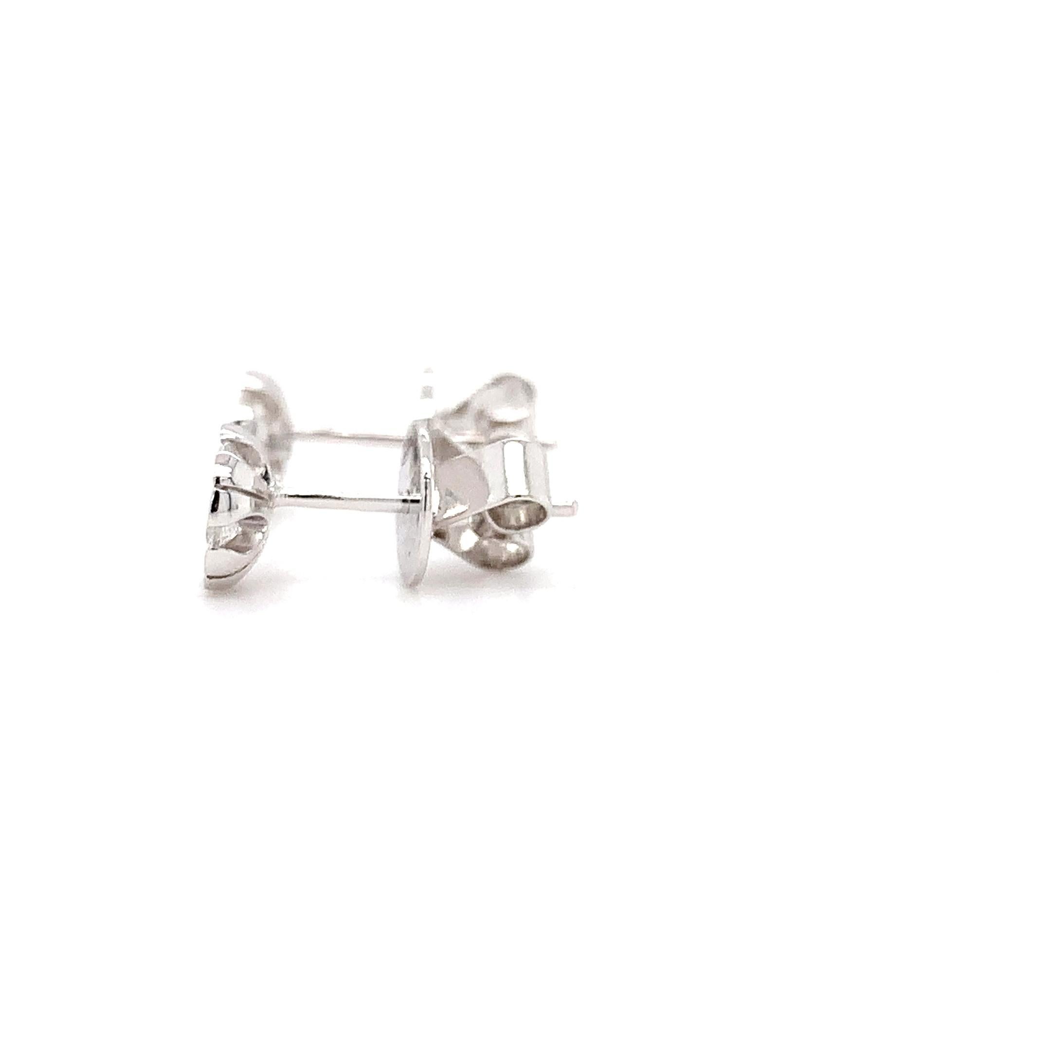 Round Cut Round diamond classic stud earrings 18k white gold For Sale