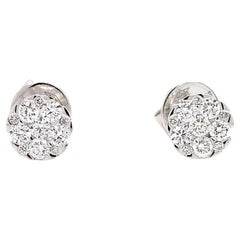 Pendientes clásicos de diamante redondo en oro blanco de 18k