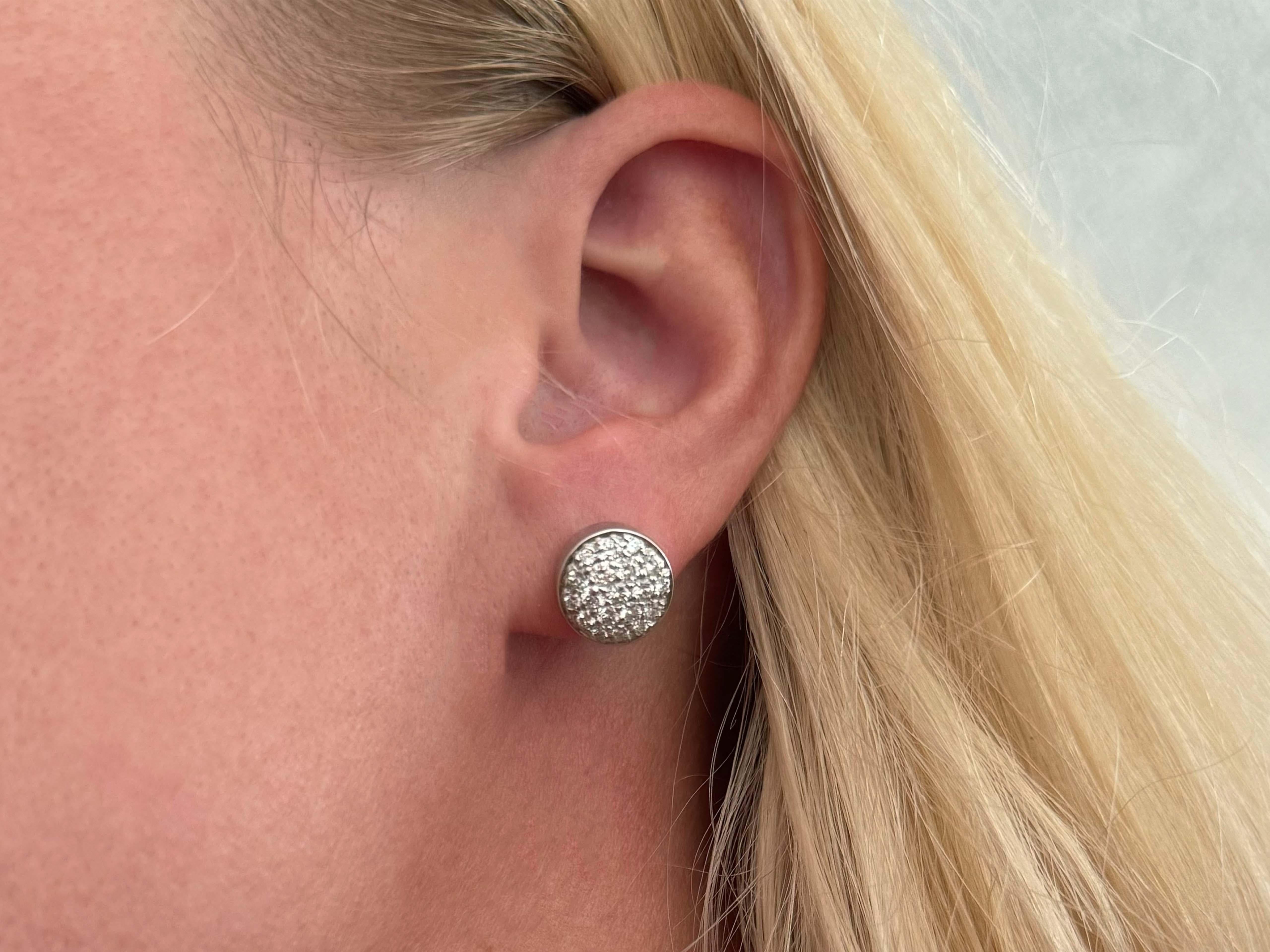 Orecchini Specifiche:

Metallo: oro bianco 14k

Peso totale: 7.1 grammi

Numero di diamanti: 38 tagli a brillante

Diametro dell'orecchino: 11 mm

Peso in carati dei diamanti: ~1.00 carati

Colore del diamante: G-H

Chiarezza del diamante: